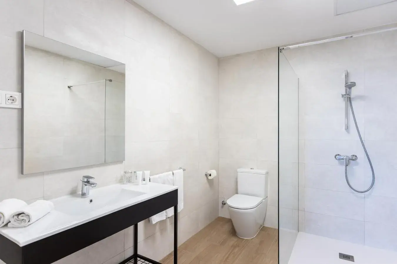 Bathroom in Hotel Apartamentos Pyr Fuengirola Bathroom in Hotel Apartamentos Pyr Fuengirola