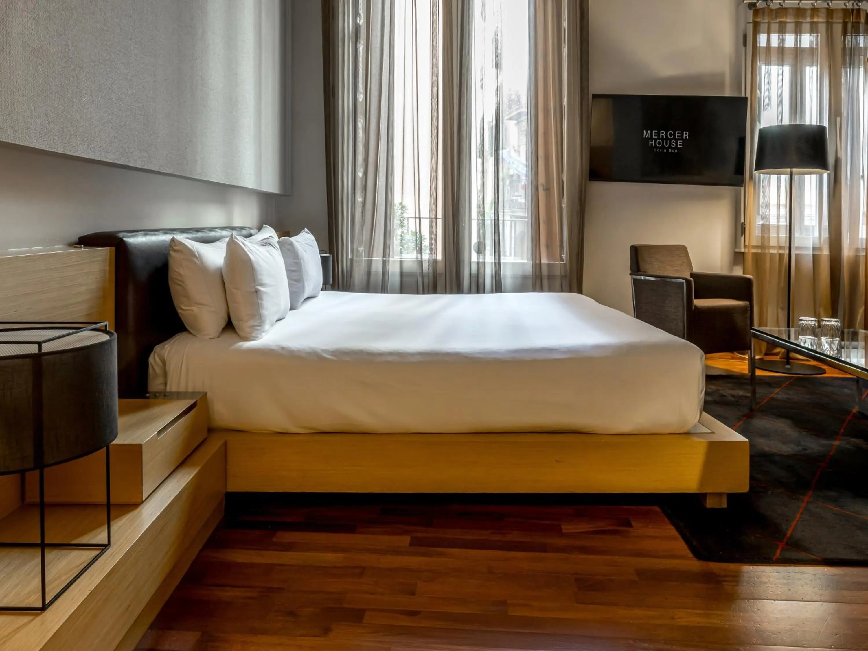 Seating area, Bed in Mercer House Bòria BCN