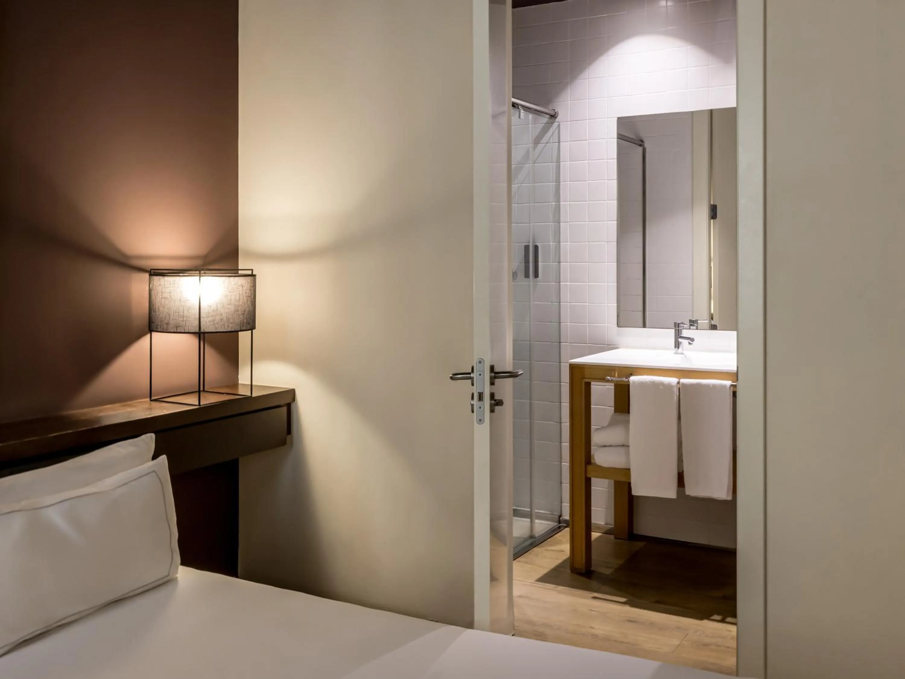 Bathroom, Bed in Mercer House Bòria BCN