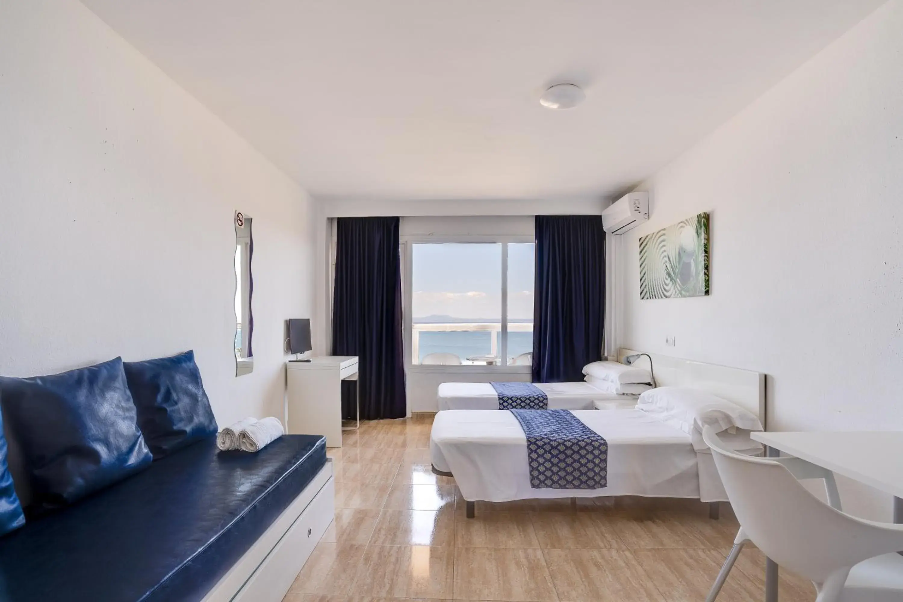 Living room, Bed in Las Palomas Apartments Econotels Living room, Bed in Las Palomas Apartments Econotels