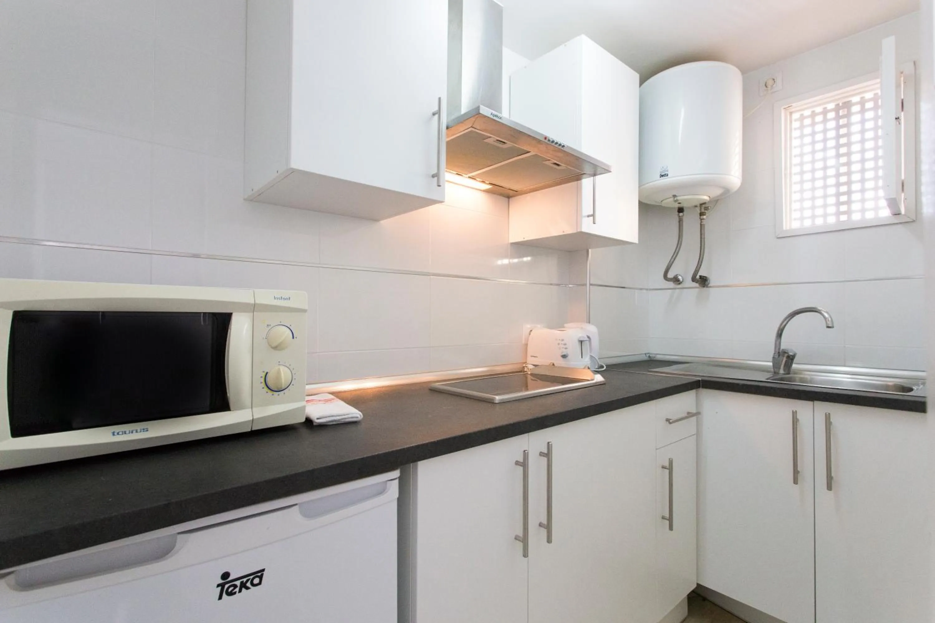 Kitchen or kitchenette in Las Palomas Apartments Econotels