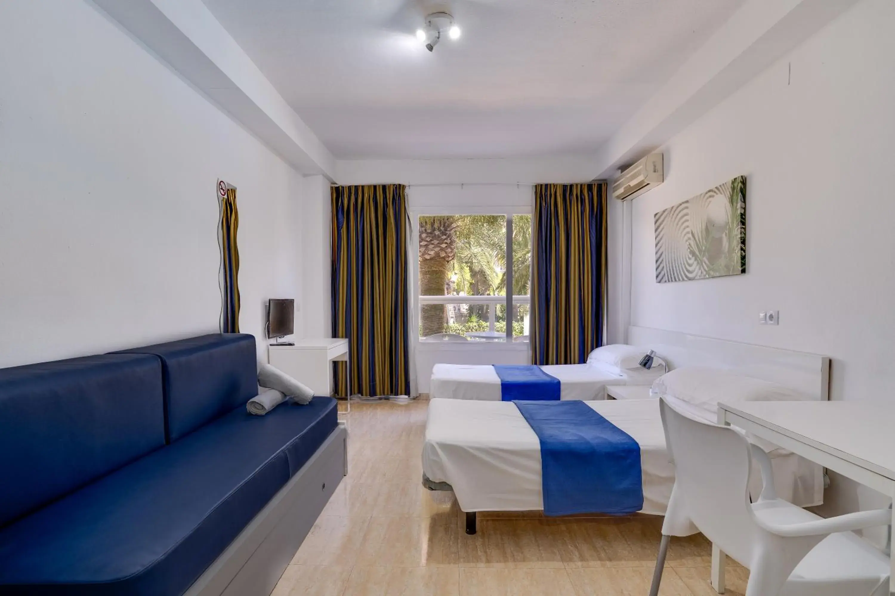 Living room, Bed in Las Palomas Apartments Econotels Living room, Bed in Las Palomas Apartments Econotels