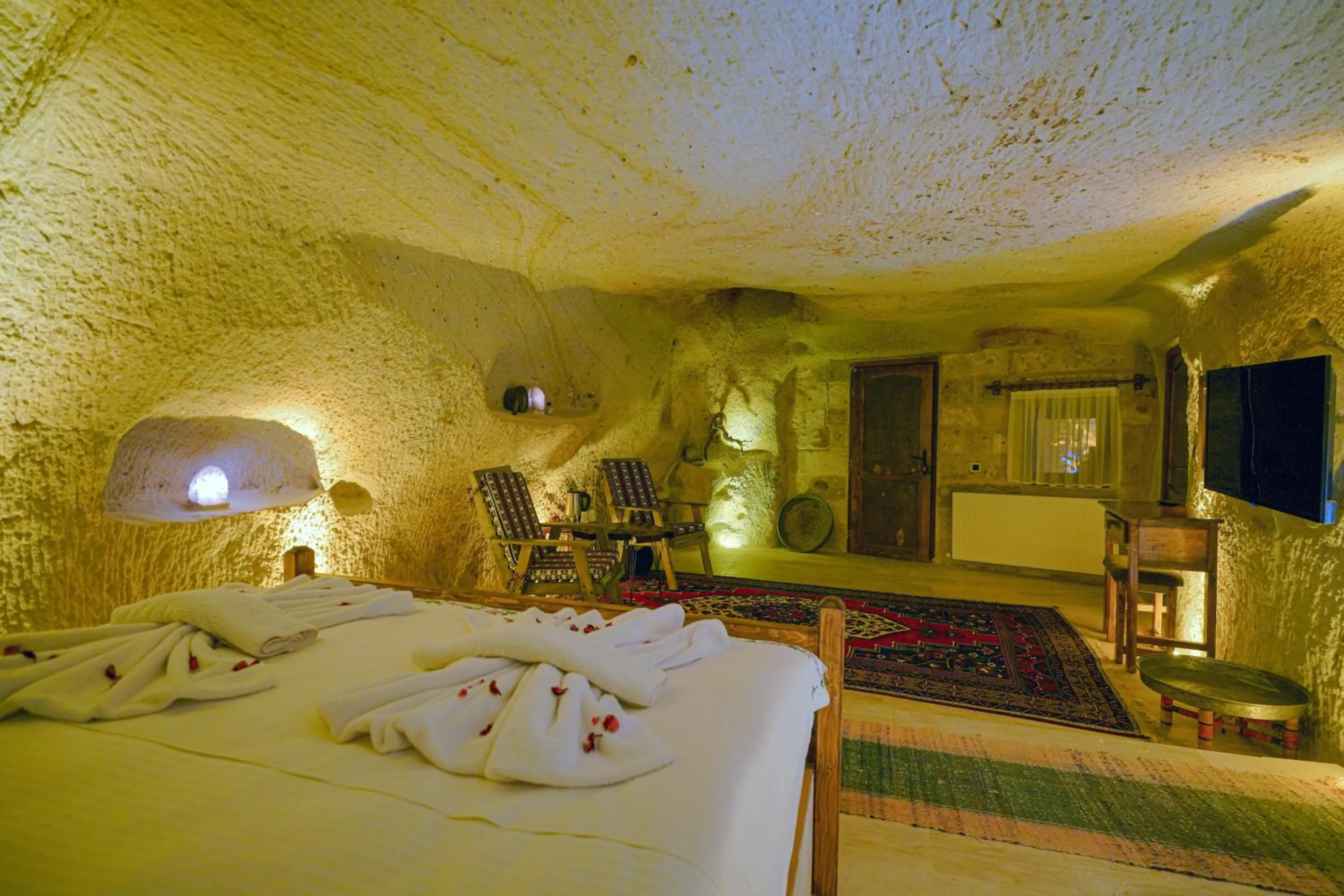Communal lounge/ TV room, Bed in Babili Cappadocia Cave