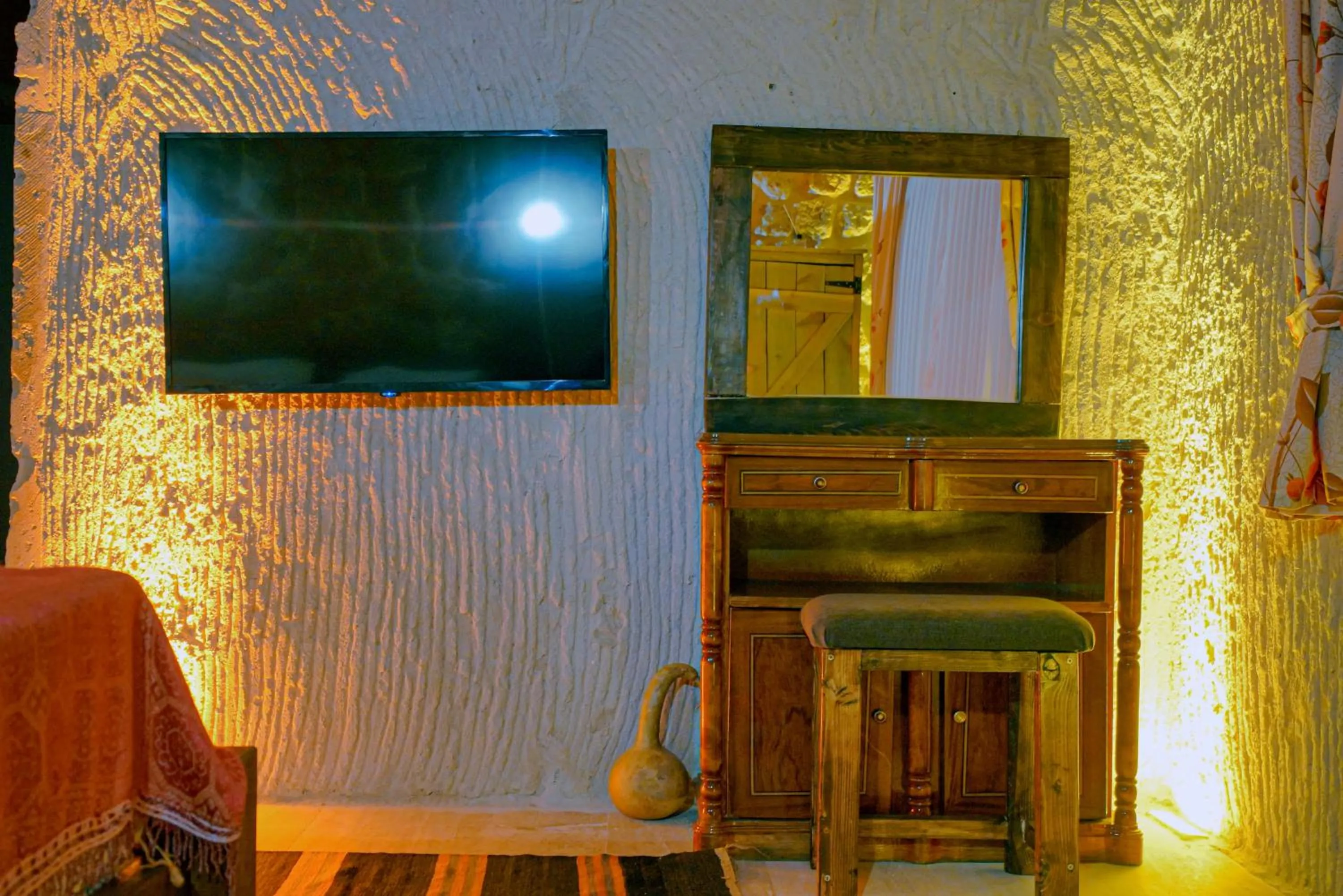 Communal lounge/ TV room in Babili Cappadocia Cave