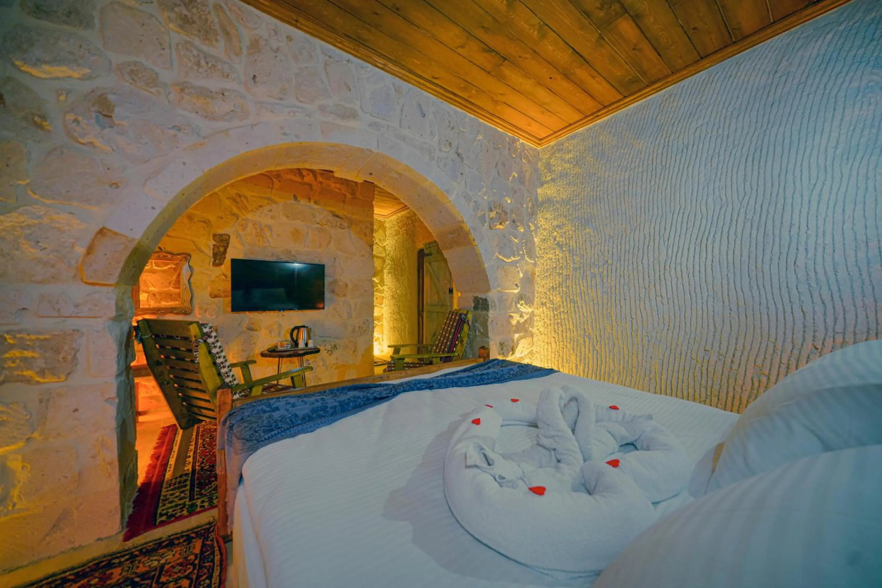 Communal lounge/ TV room, Bed in Babili Cappadocia Cave