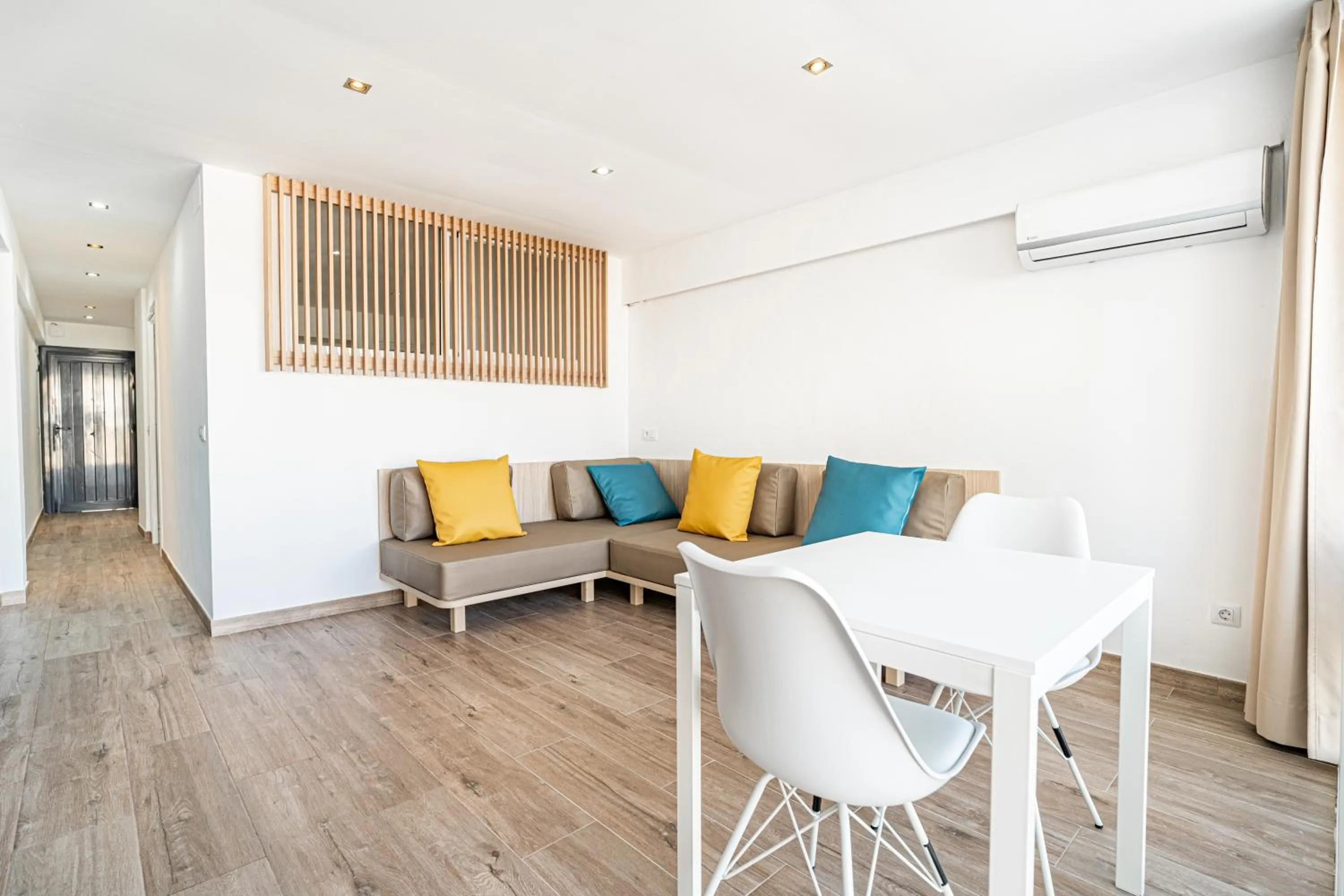 Living room in New Kensington Apartments - Econotels