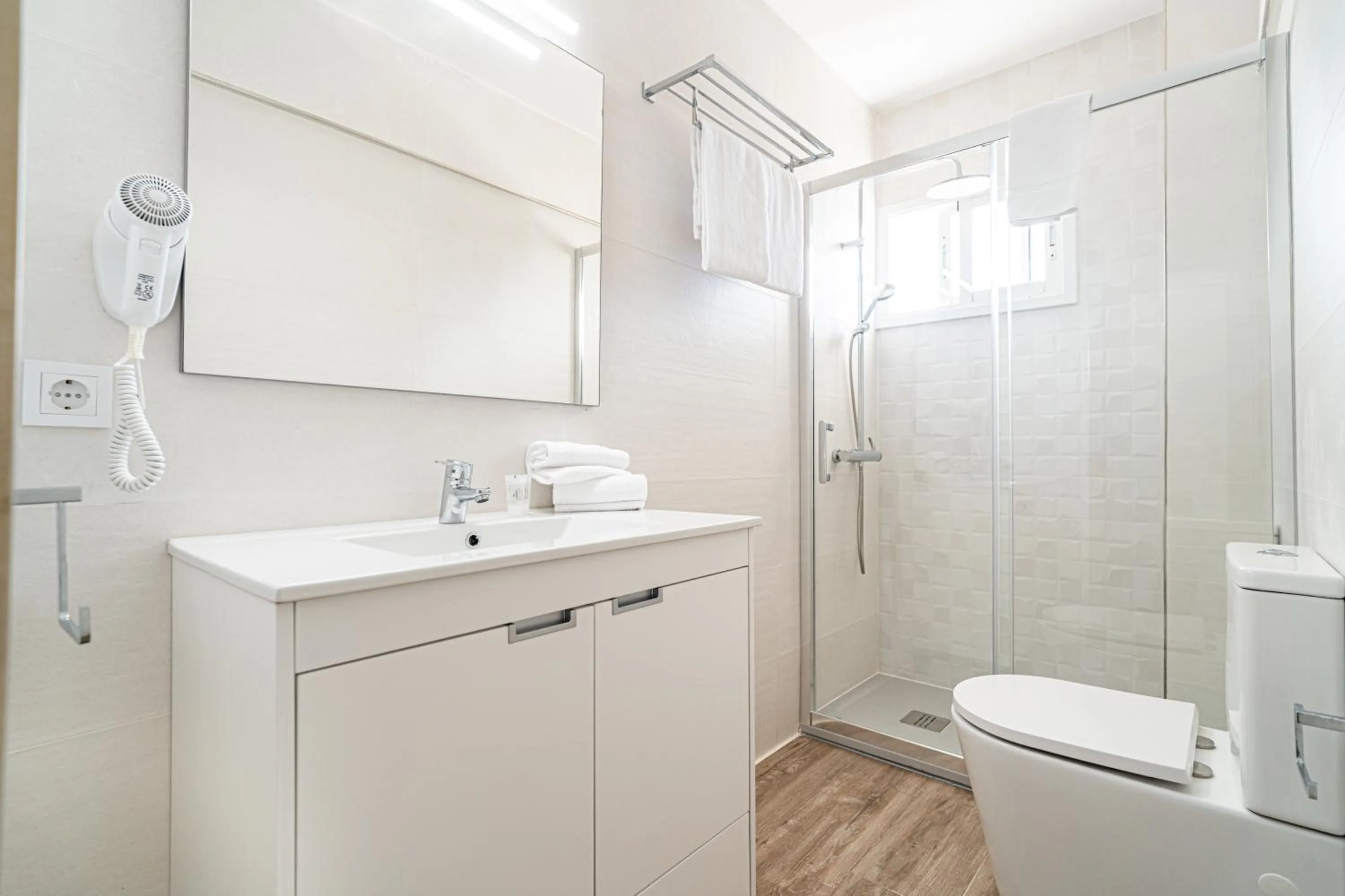 Shower in New Kensington Apartments - Econotels