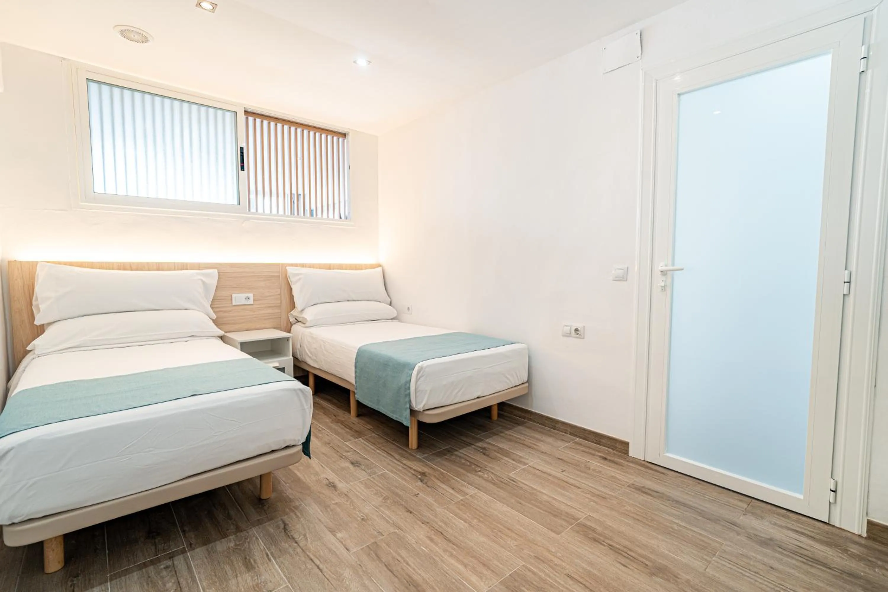 Photo of the whole room, Bed in New Kensington Apartments - Econotels