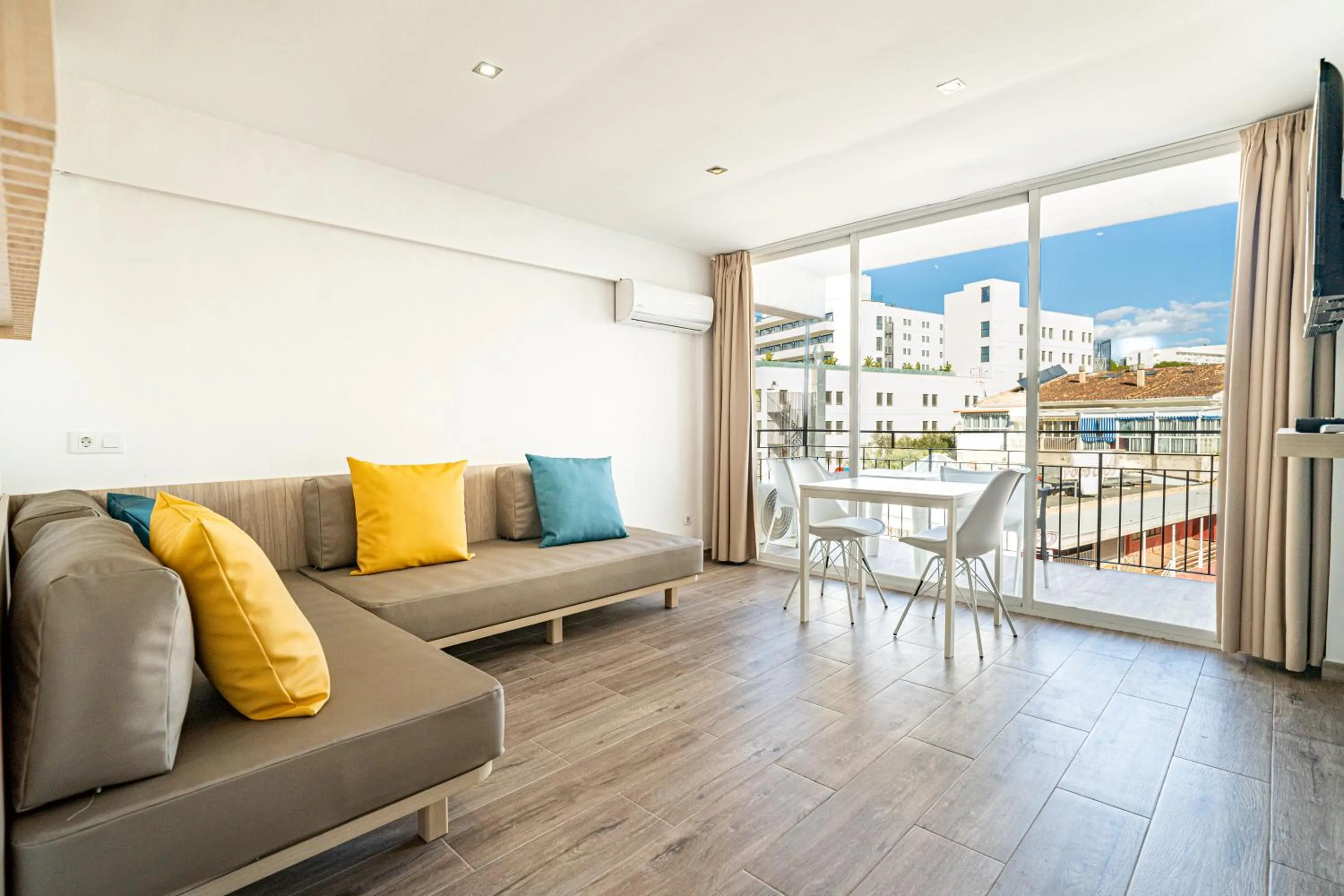 Living room in New Kensington Apartments - Econotels