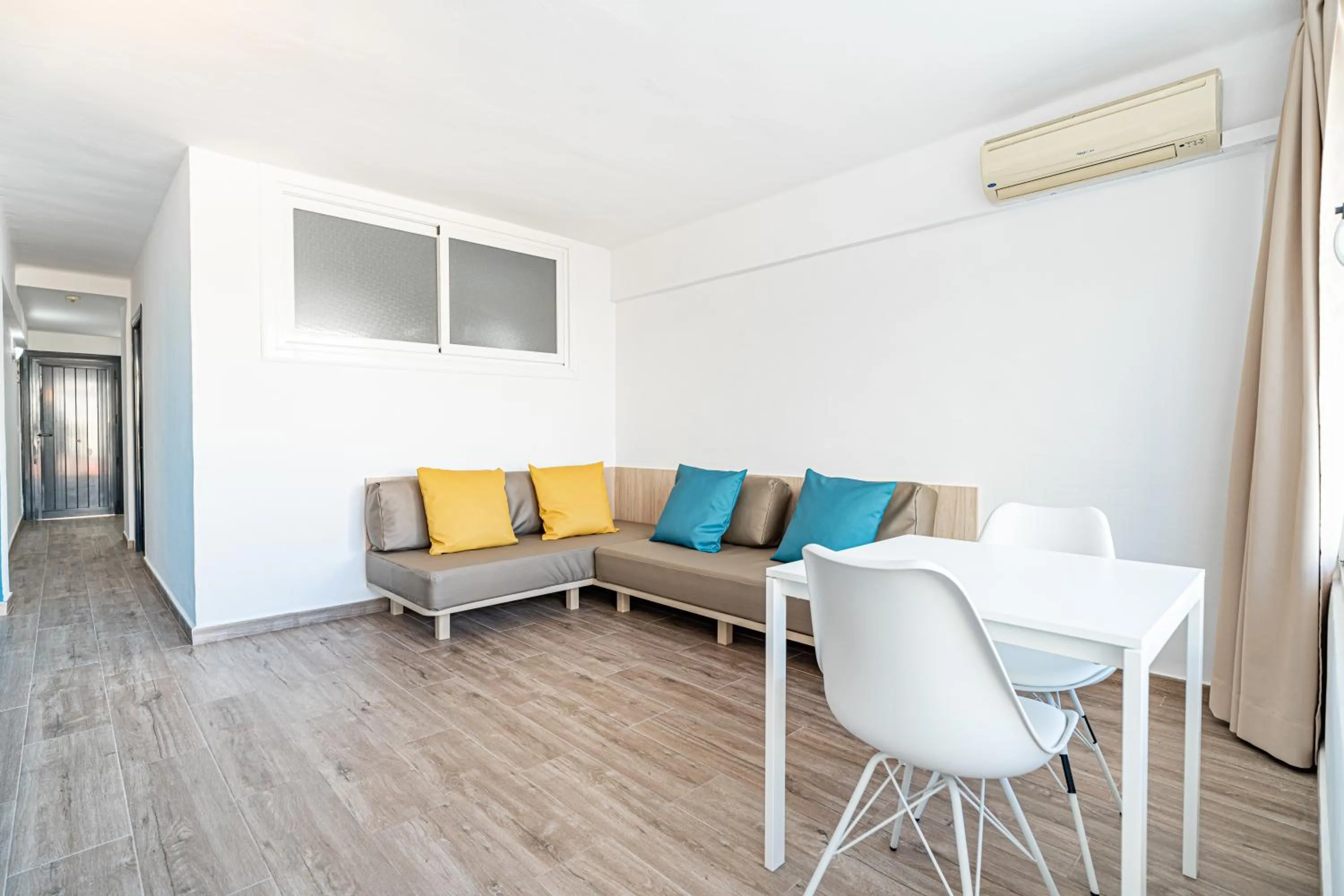 Living room in New Kensington Apartments - Econotels