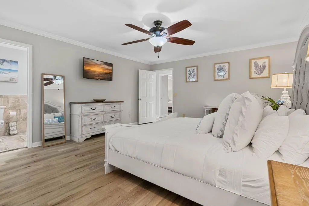 Bed in Cozy Lake Home - Jacuzzi King Bed Marina Access