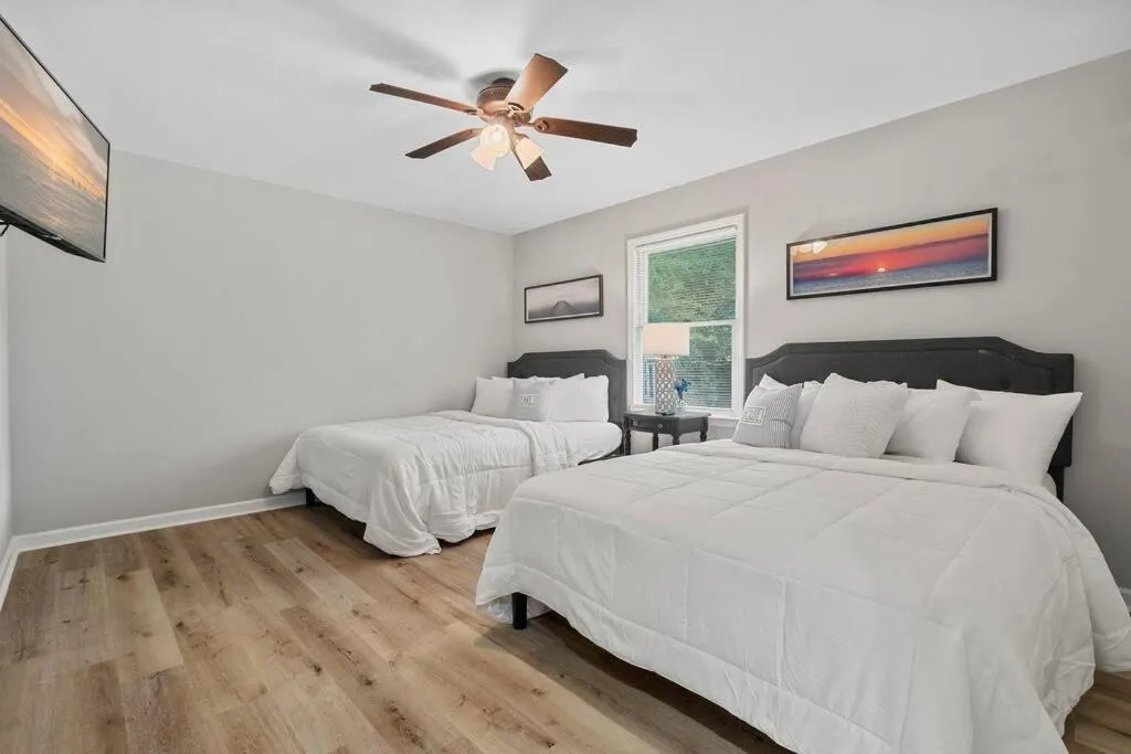 Bed in Cozy Lake Home - Jacuzzi King Bed Marina Access