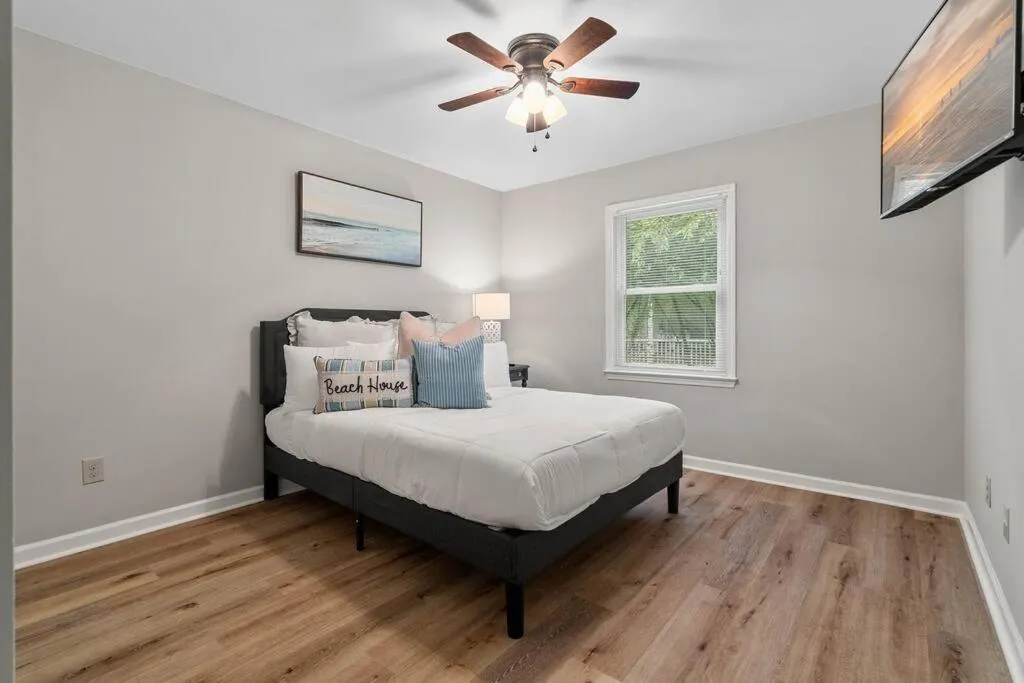 Bed in Cozy Lake Home - Jacuzzi King Bed Marina Access