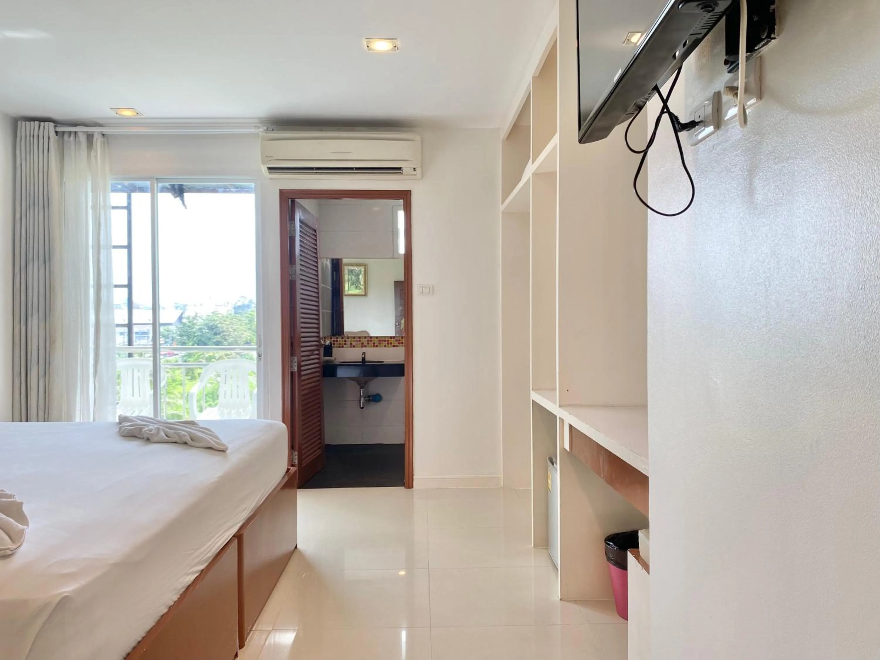 Photo of the whole room, Bed in Patong Platinum