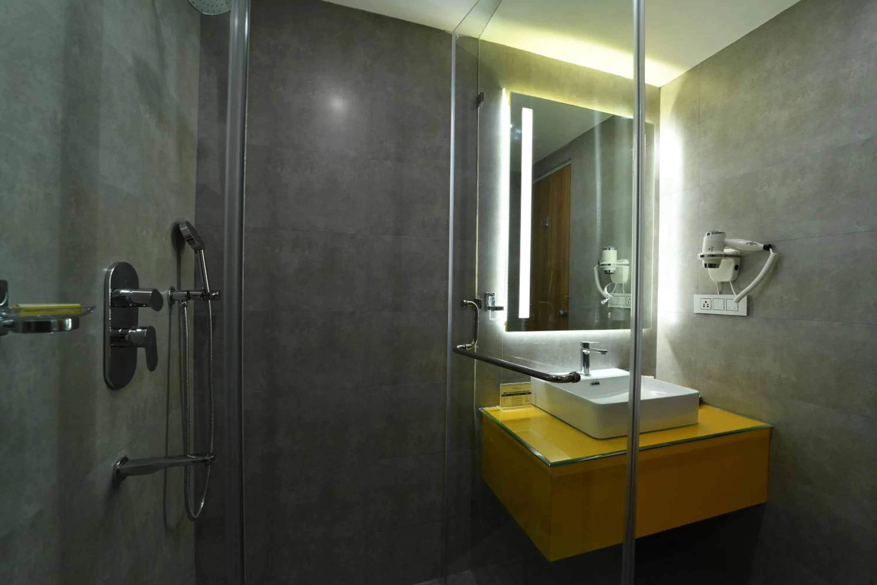 Bathroom in The President Hotel, kumarapark