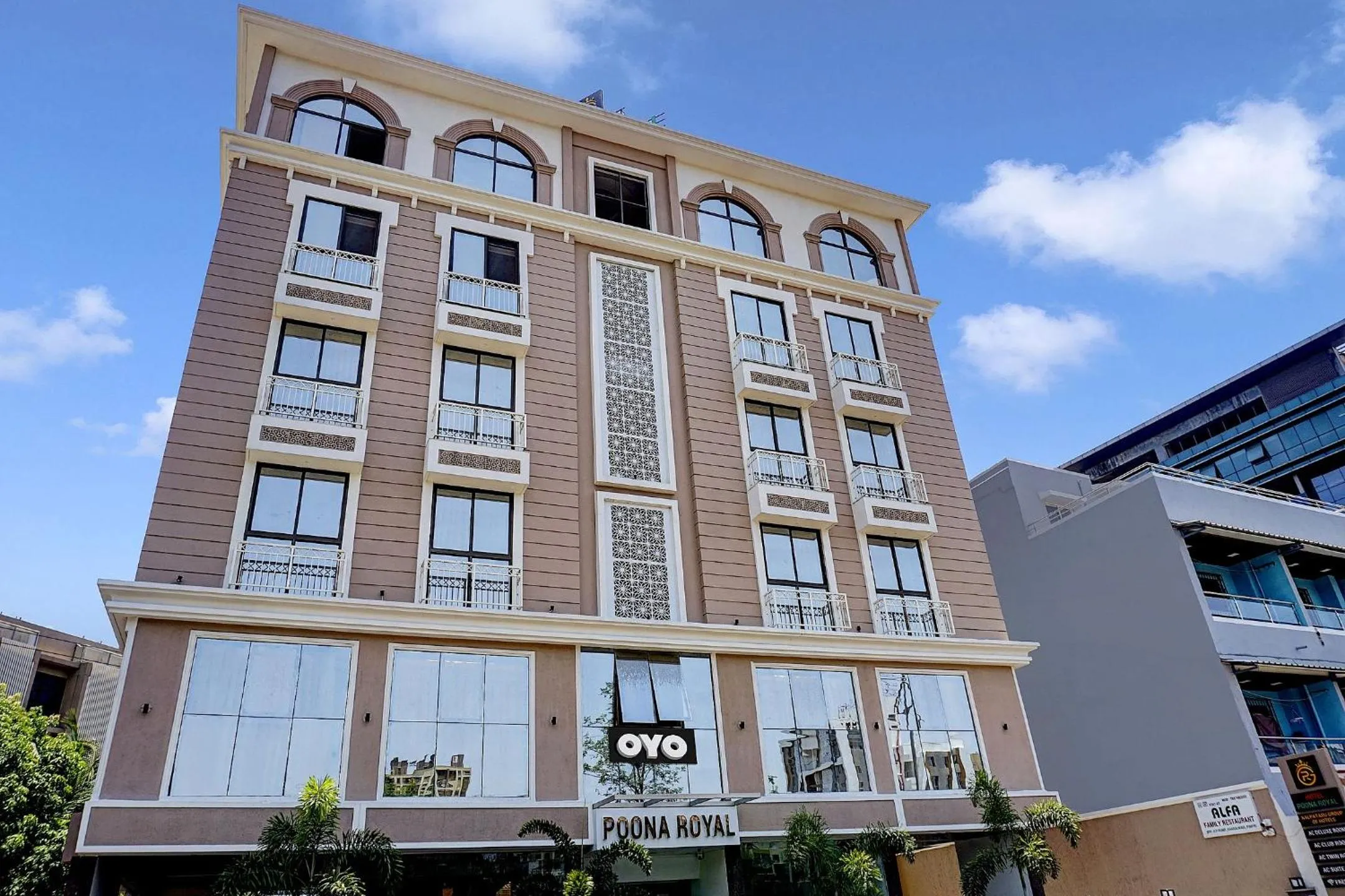 Facade/entrance in Super Townhouse Poona Royal