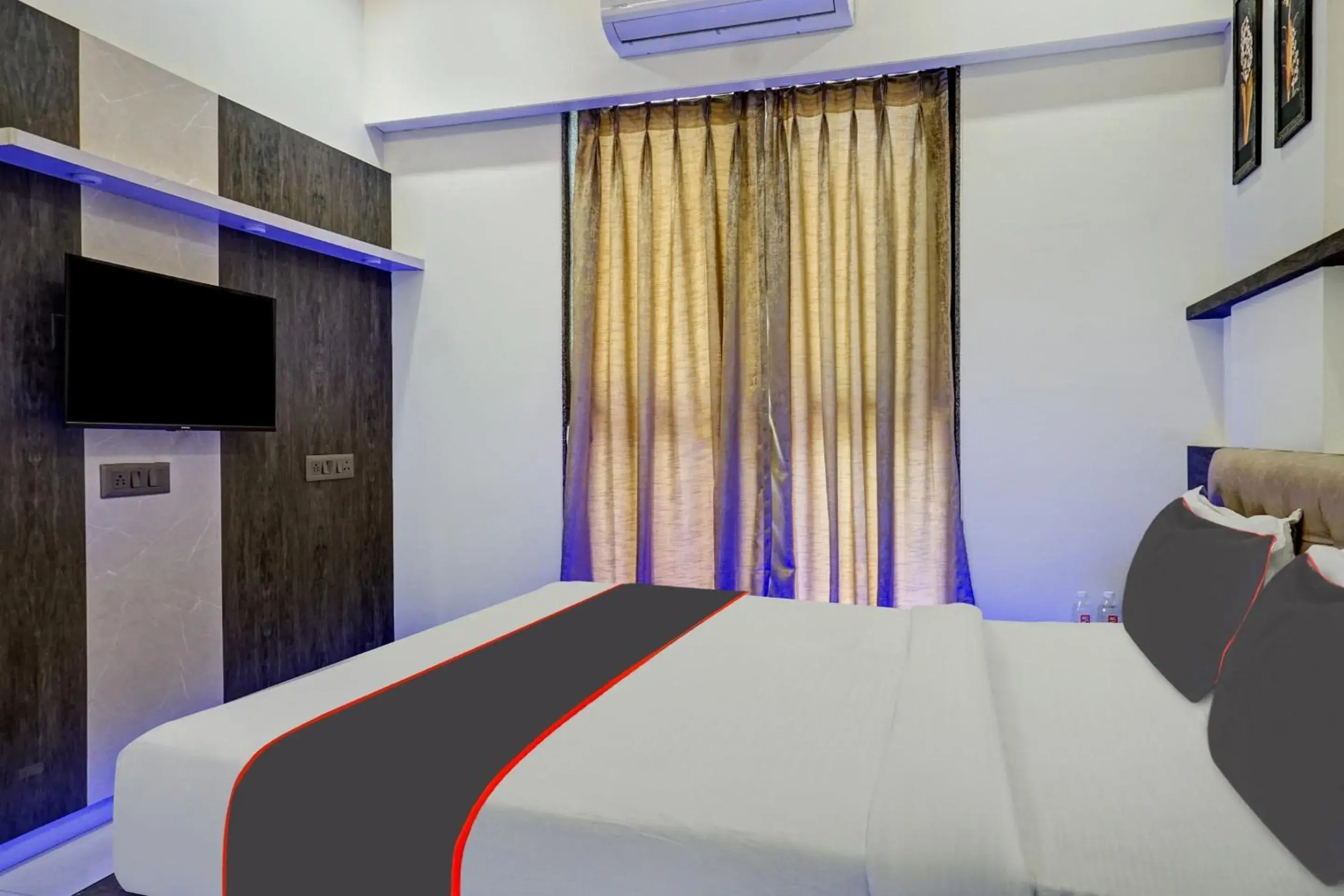 Bedroom, Bed in Super Townhouse Poona Royal Bedroom, Bed in Super Townhouse Poona Royal