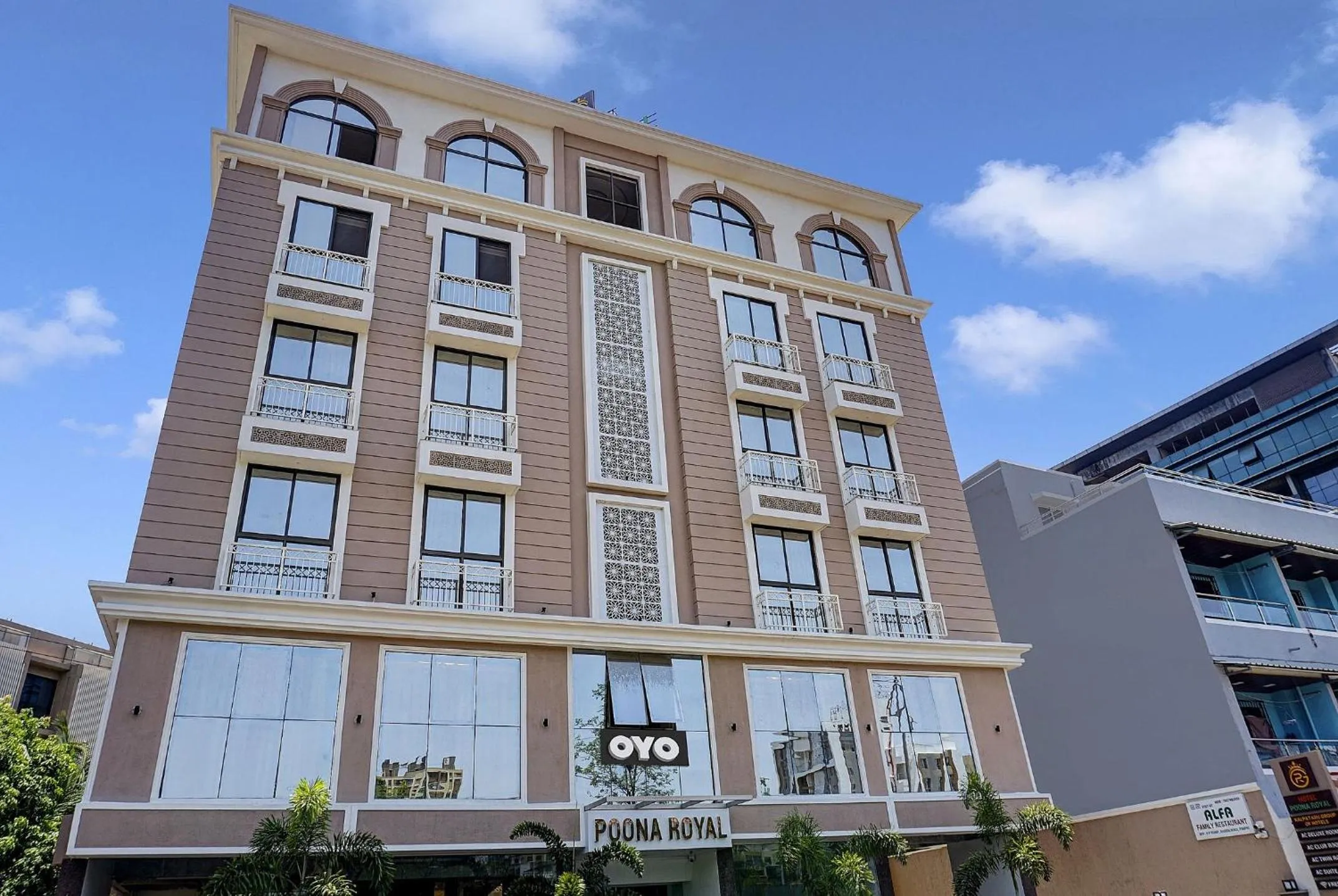 Facade/entrance in Super Townhouse Poona Royal