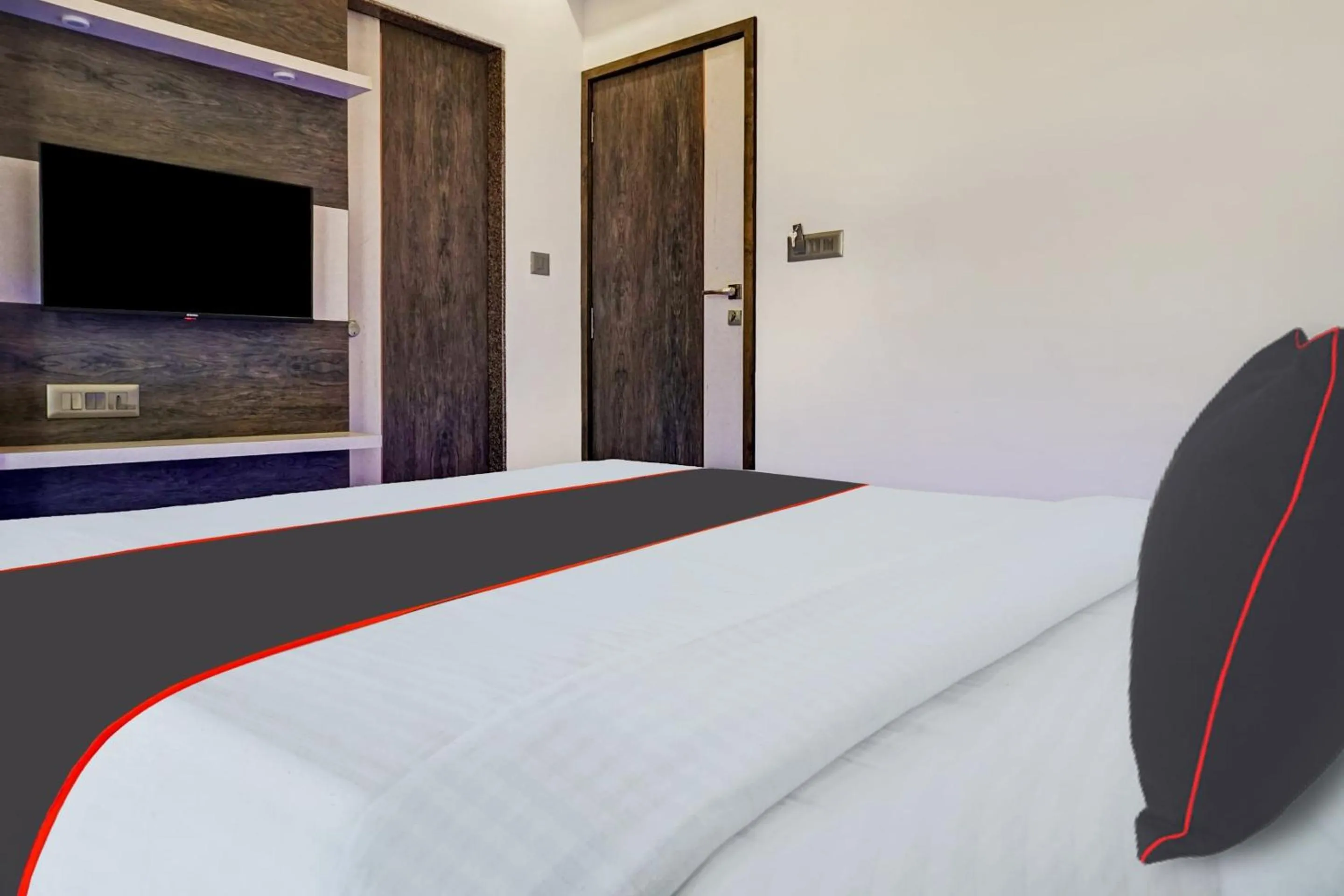 Bedroom, Bed in Super Townhouse Poona Royal