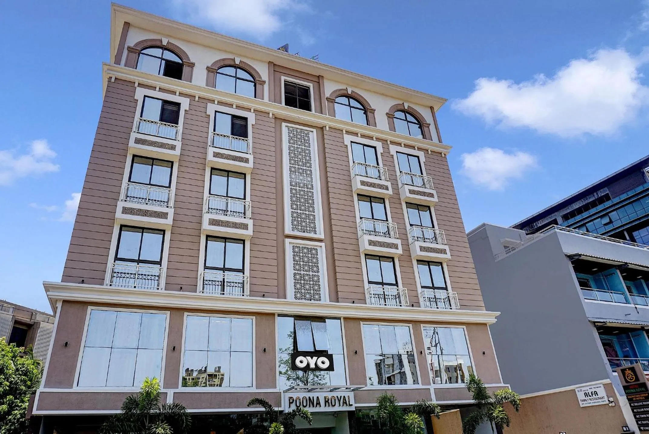 Facade/entrance in Super Townhouse Poona Royal