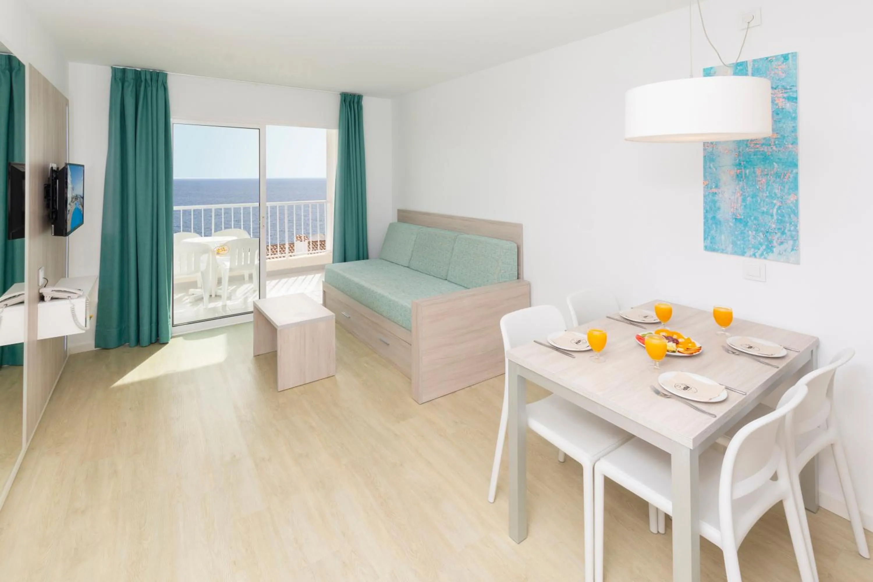 Photo of the whole room in HSM Calas Park