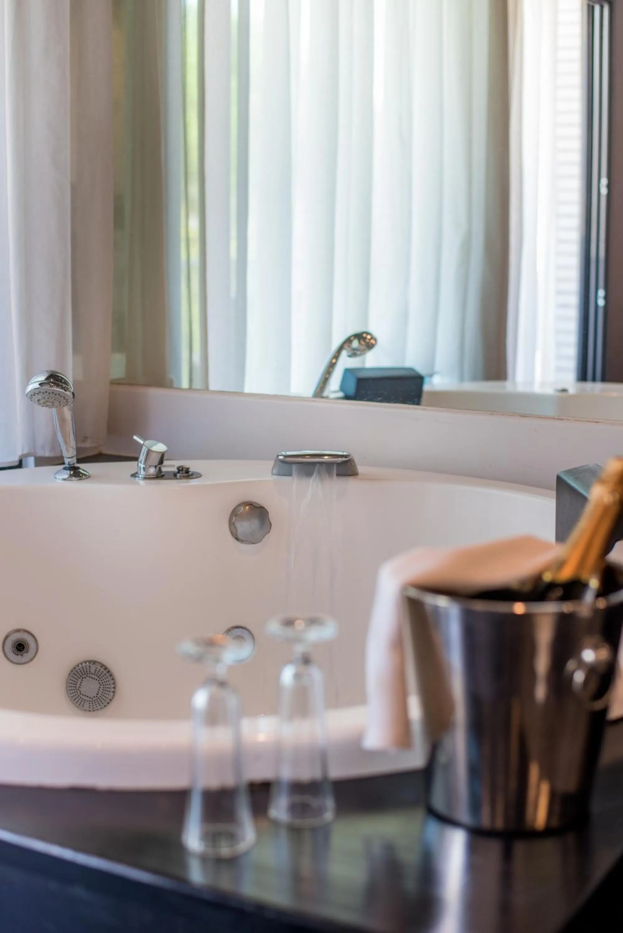 Hot Tub in Hotel Acacias Suites & Spa