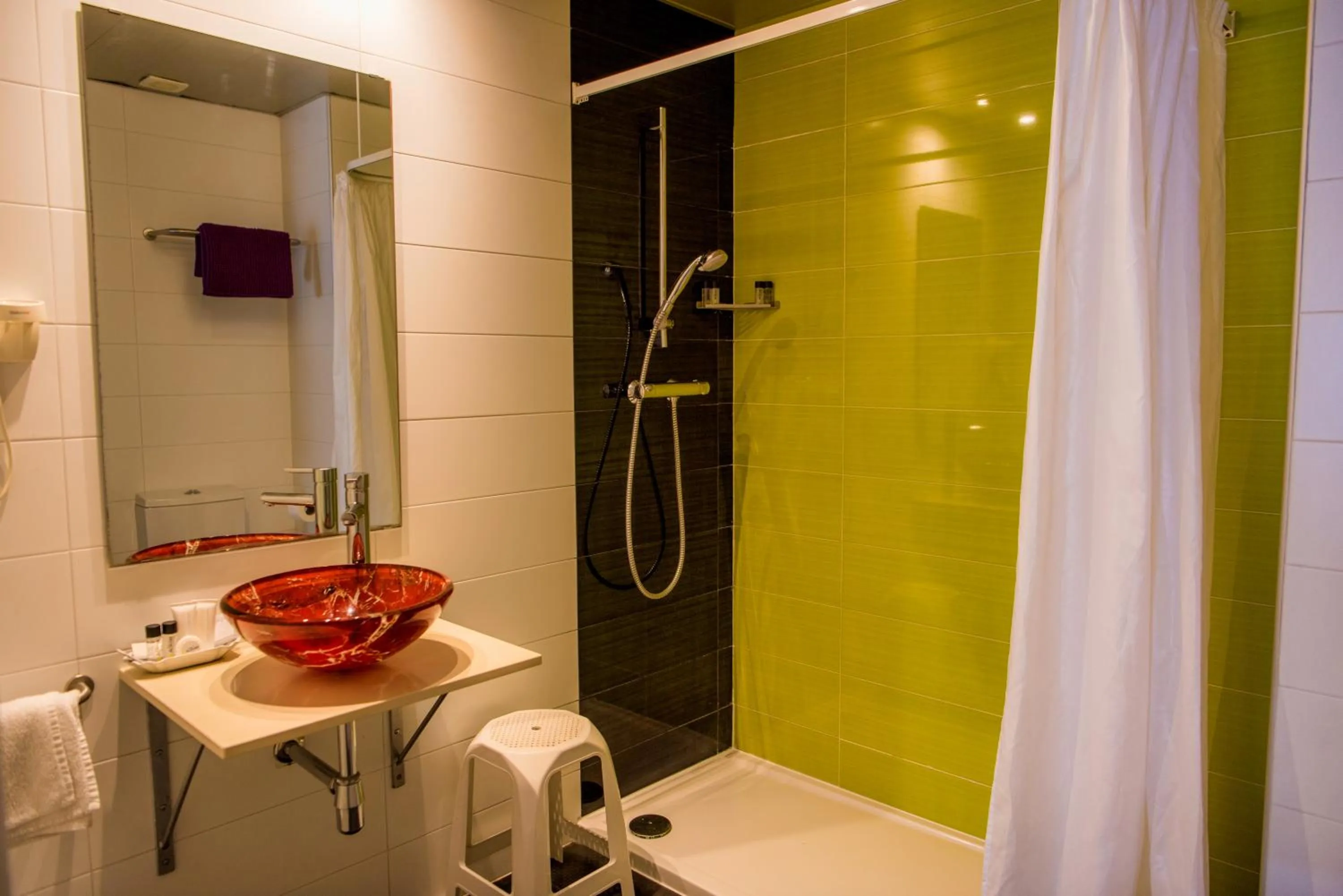 Shower in Hotel Acacias Suites & Spa