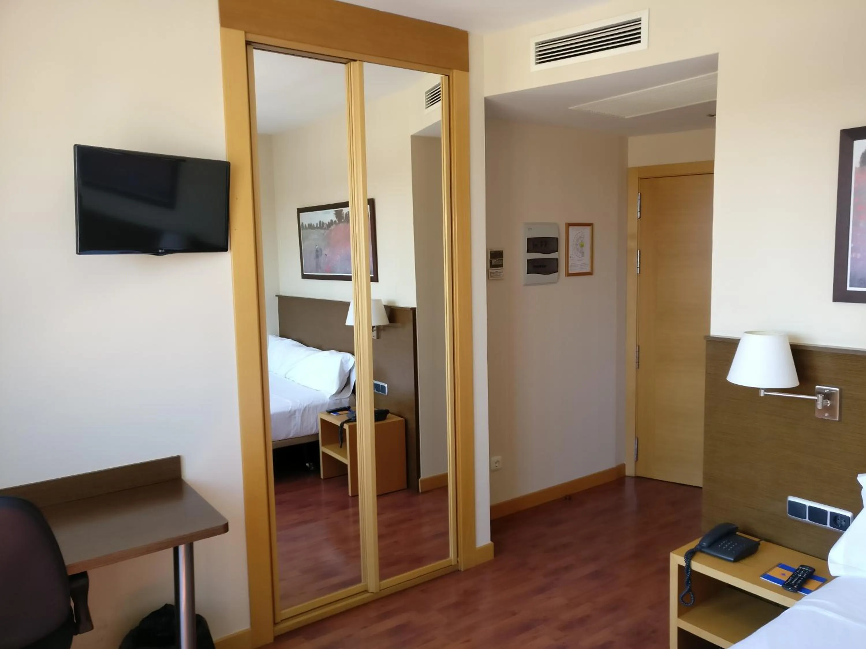 Photo of the whole room, Bed in Hotel Palacio Congresos