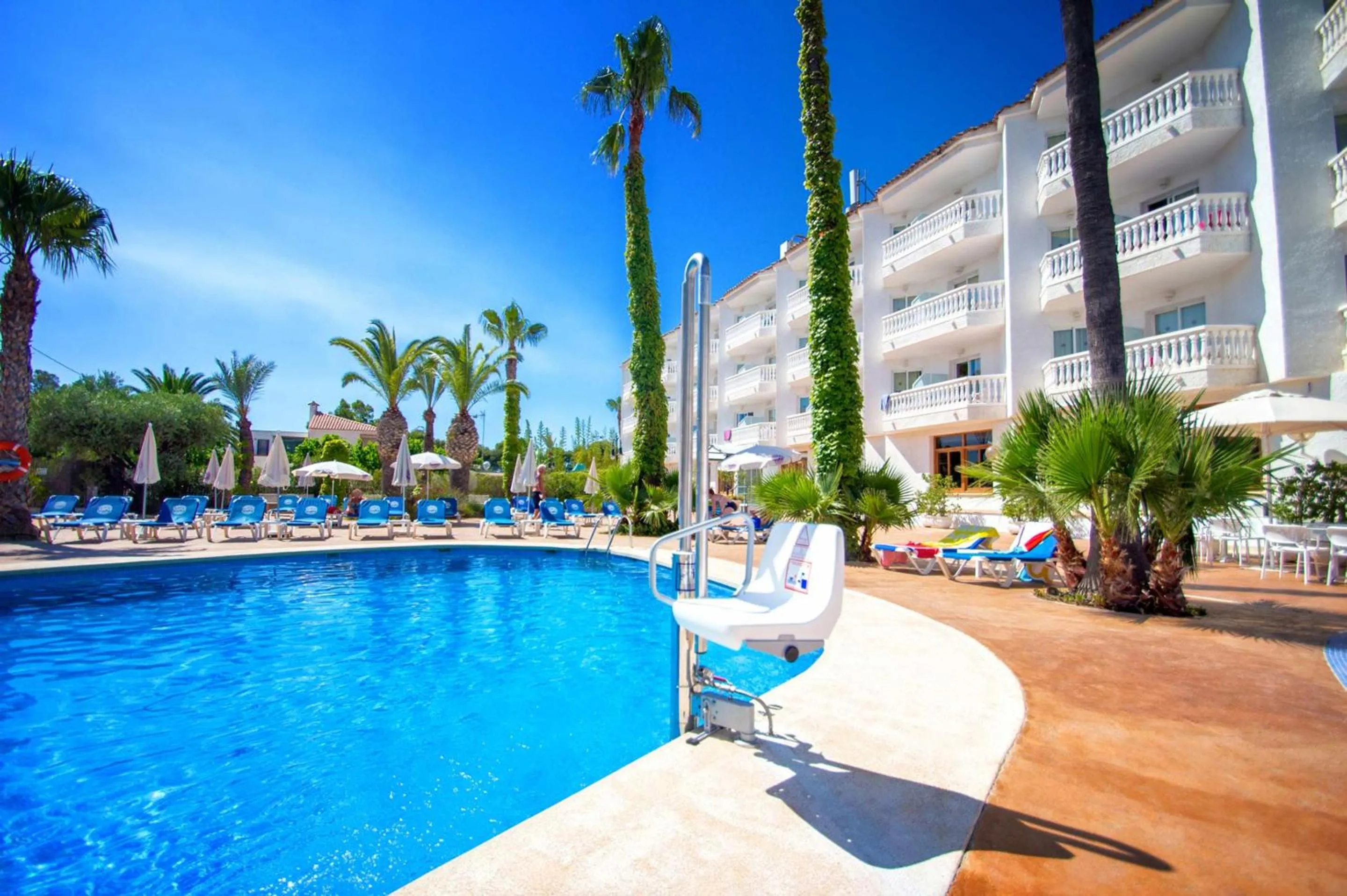 Swimming pool in Hotel Servigroup Romana