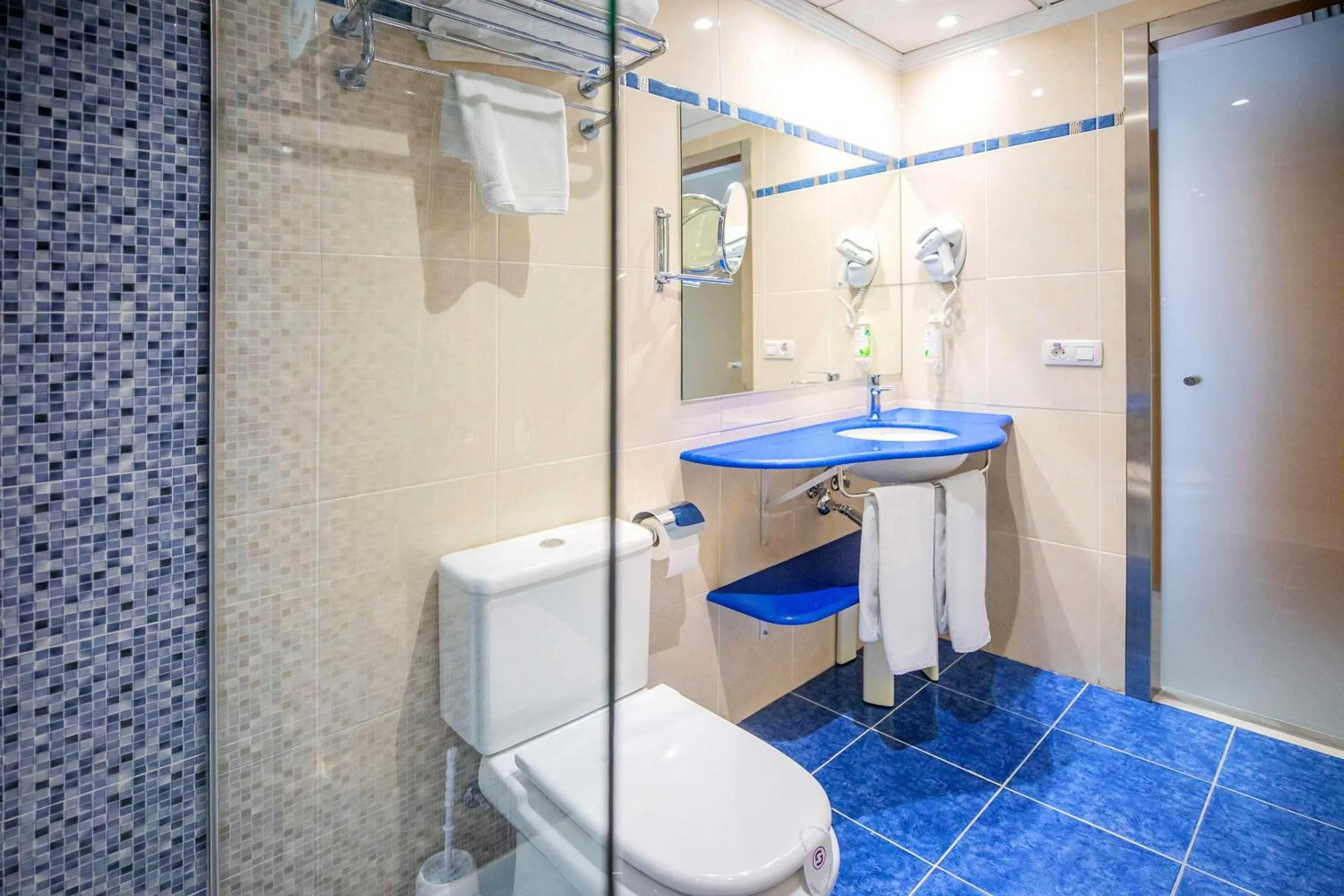 Bathroom in Hotel Servigroup Romana