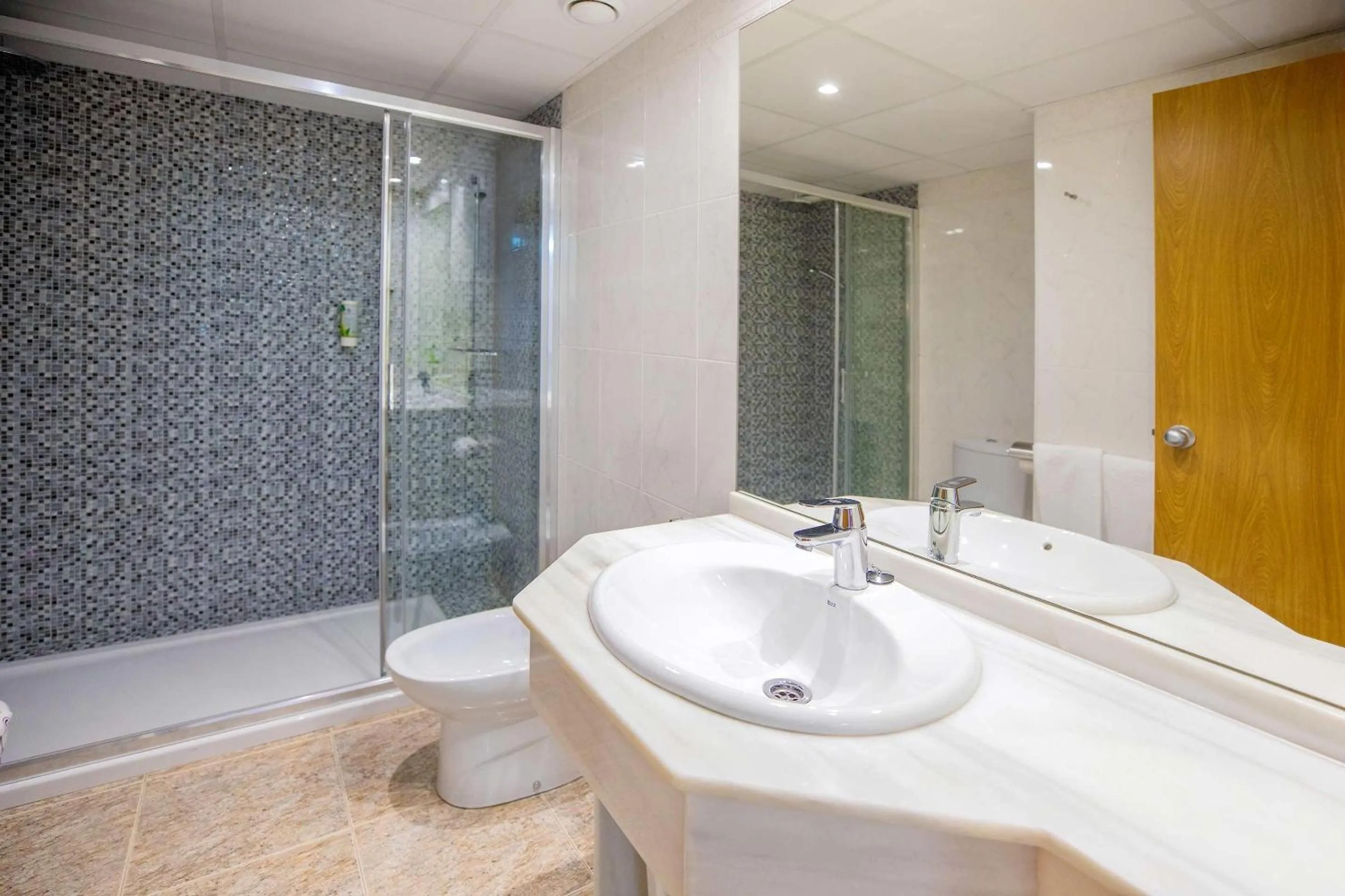 Bathroom in Hotel Servigroup Romana