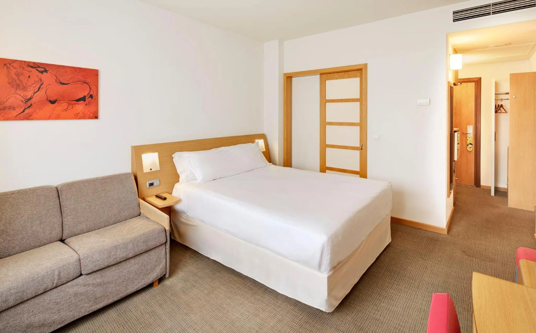 Photo of the whole room, Bed in Sercotel Valladolid