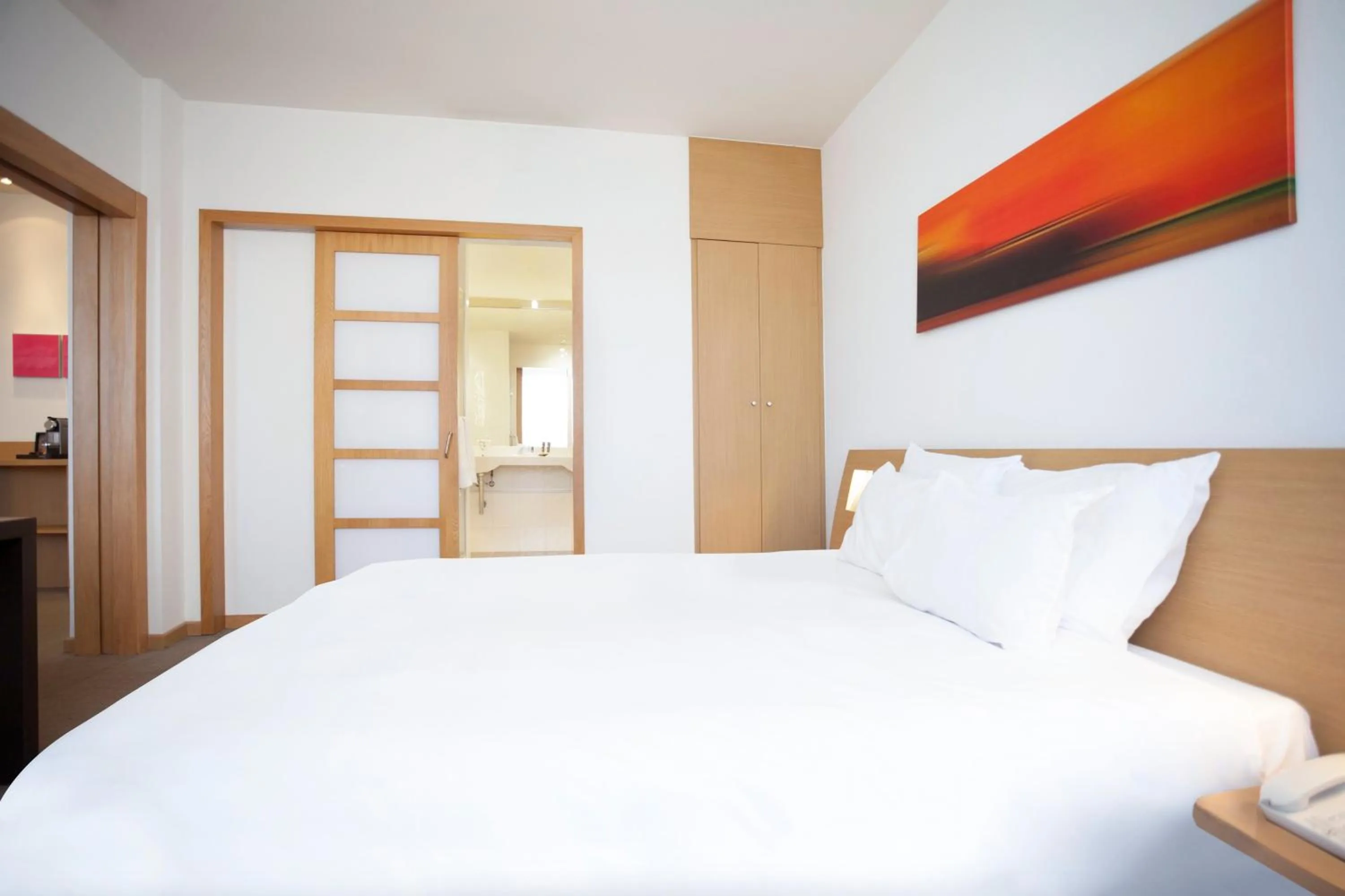 Photo of the whole room, Bed in Sercotel Valladolid