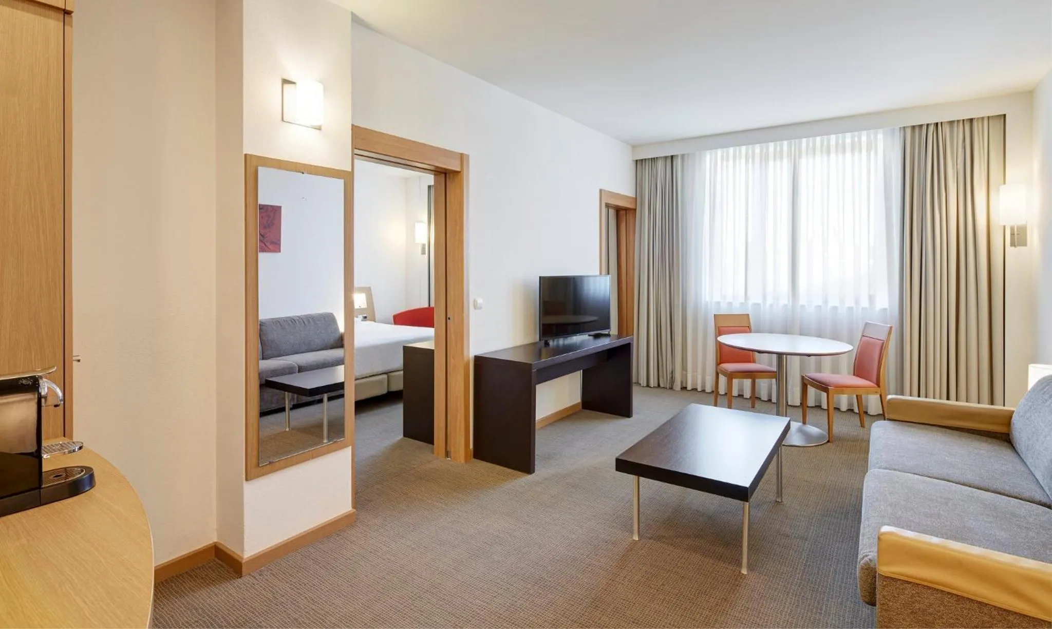 Photo of the whole room, Bed in Sercotel Valladolid