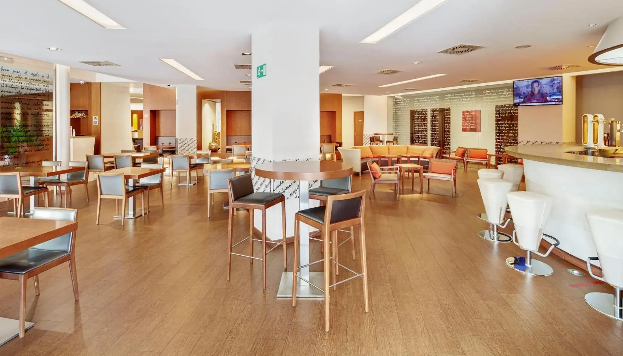 Lounge or bar in Sercotel Valladolid Lounge or bar in Sercotel Valladolid