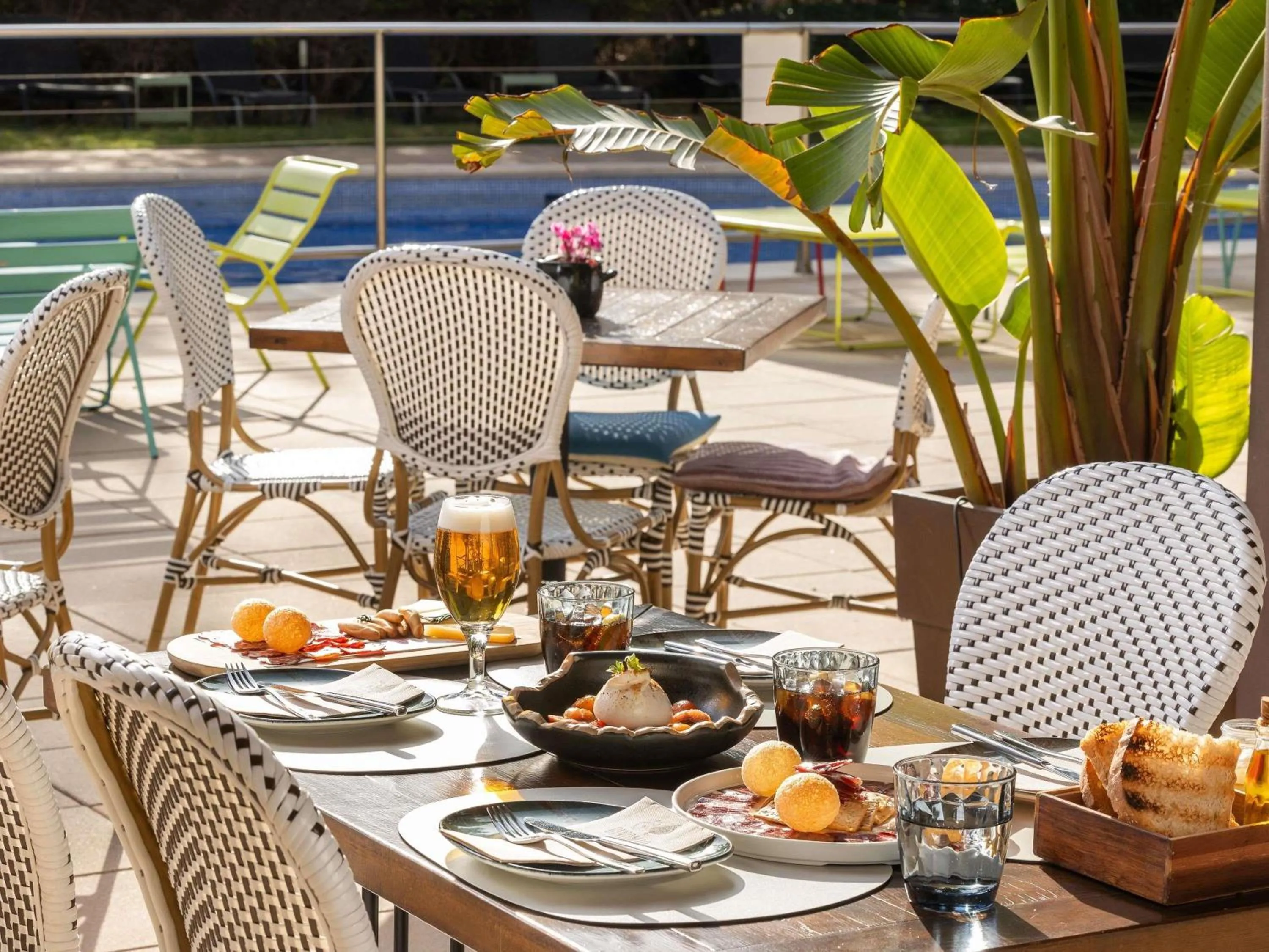 Restaurant/places to eat in Novotel Barcelona Cornellà