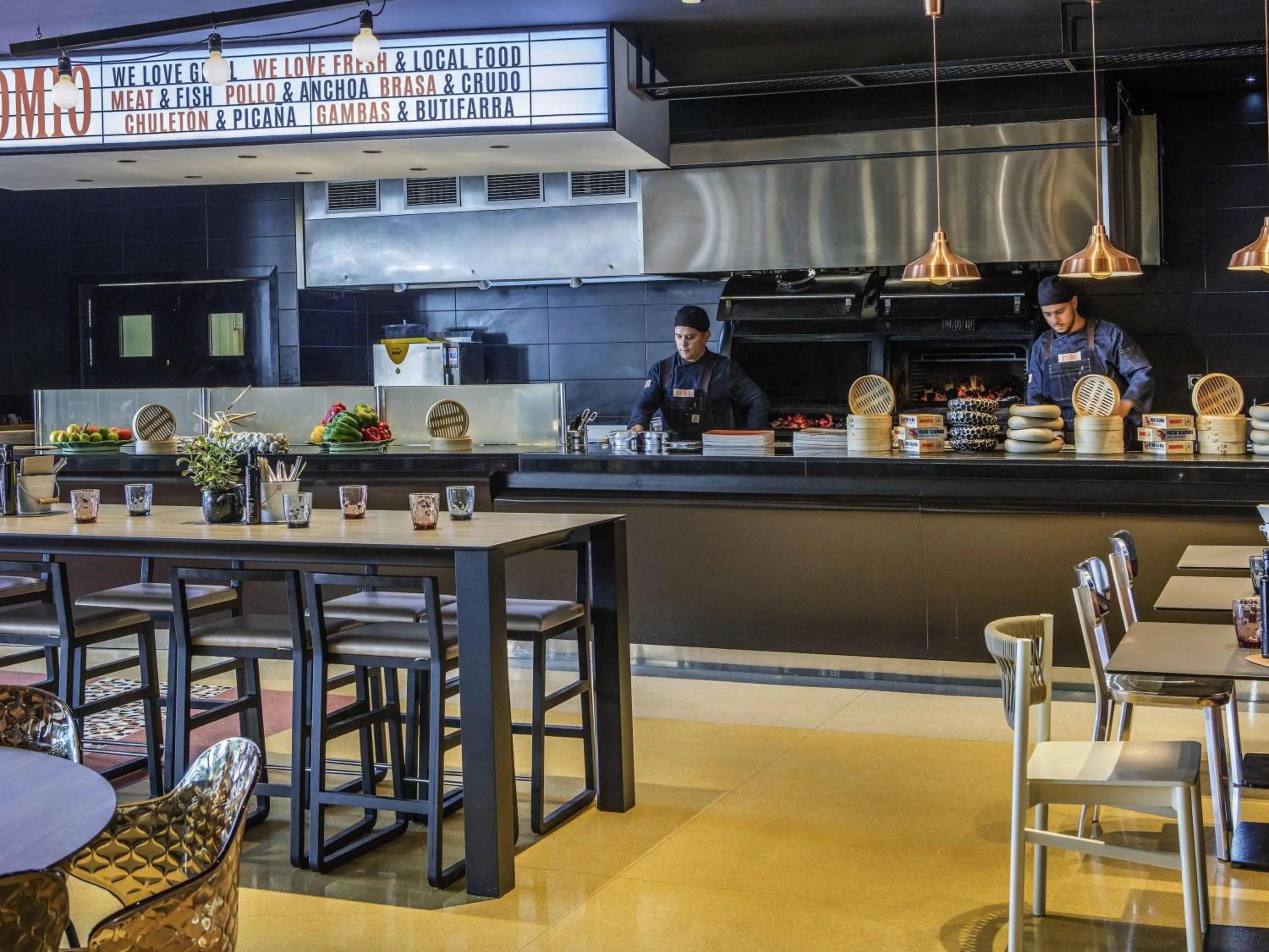 Restaurant/places to eat in Novotel Barcelona Cornellà