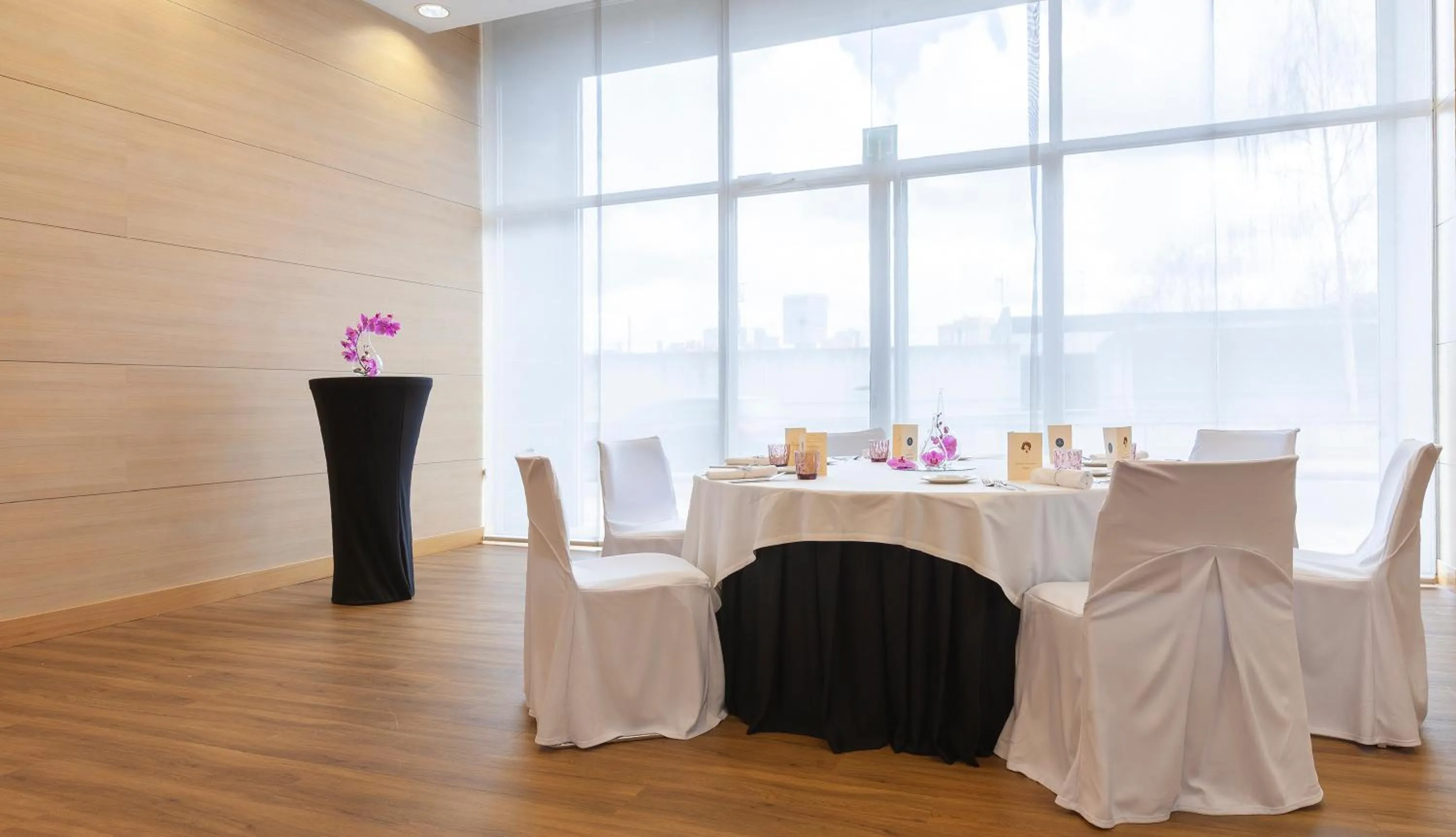 Restaurant/places to eat in Hotel Puerta de Bilbao