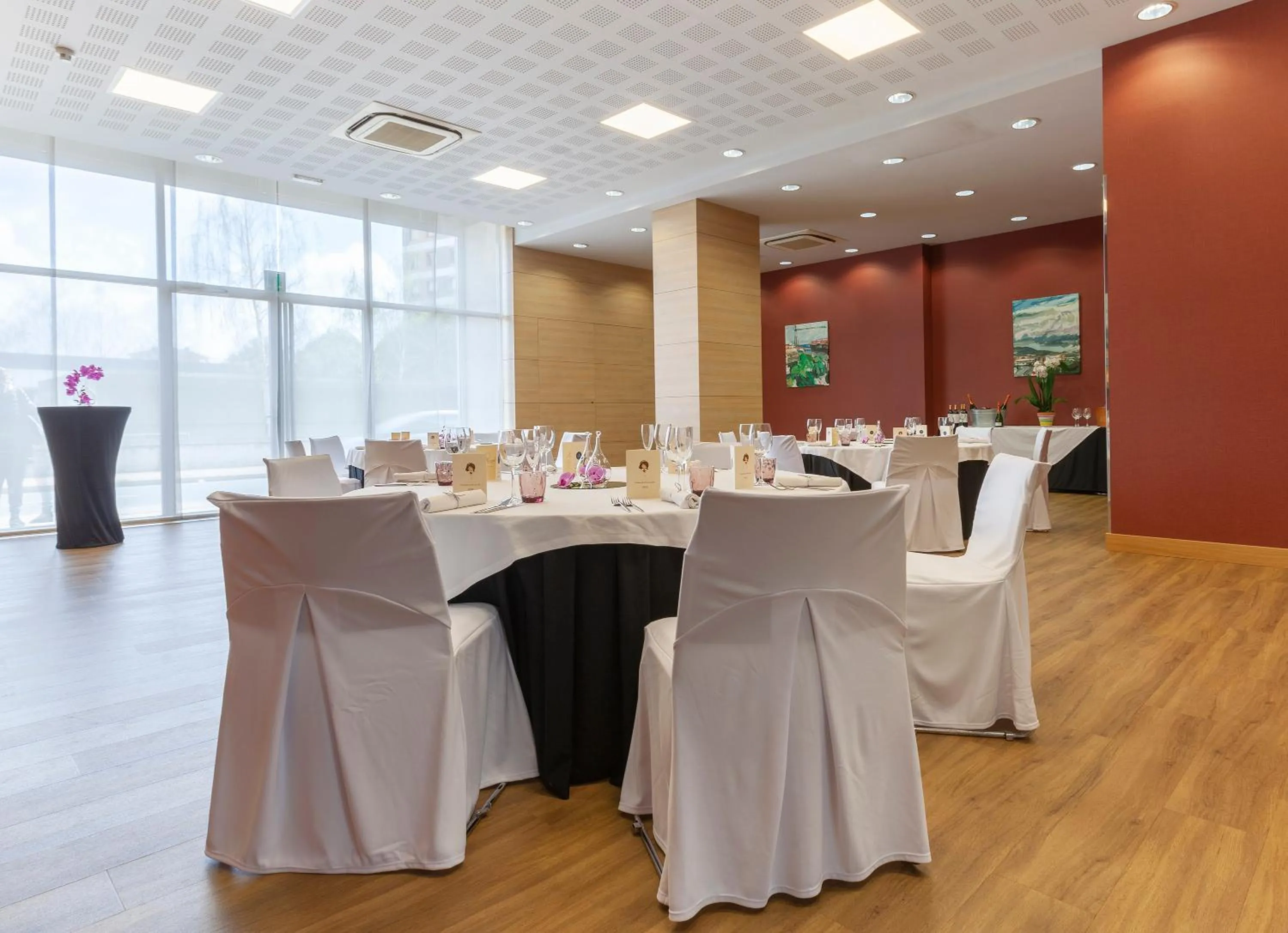 Restaurant/places to eat in Hotel Puerta de Bilbao