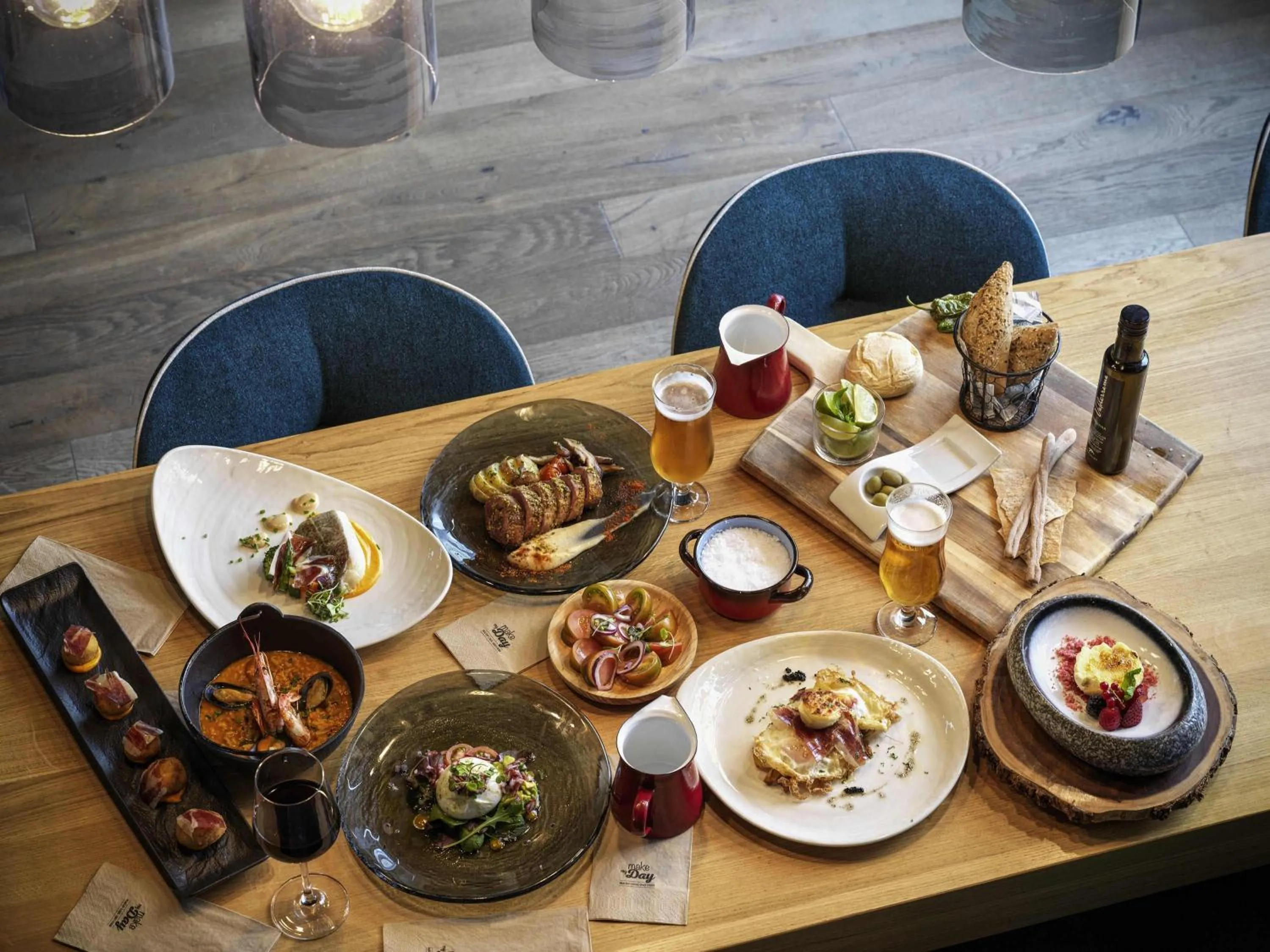 Restaurant/places to eat in Novotel Sevilla