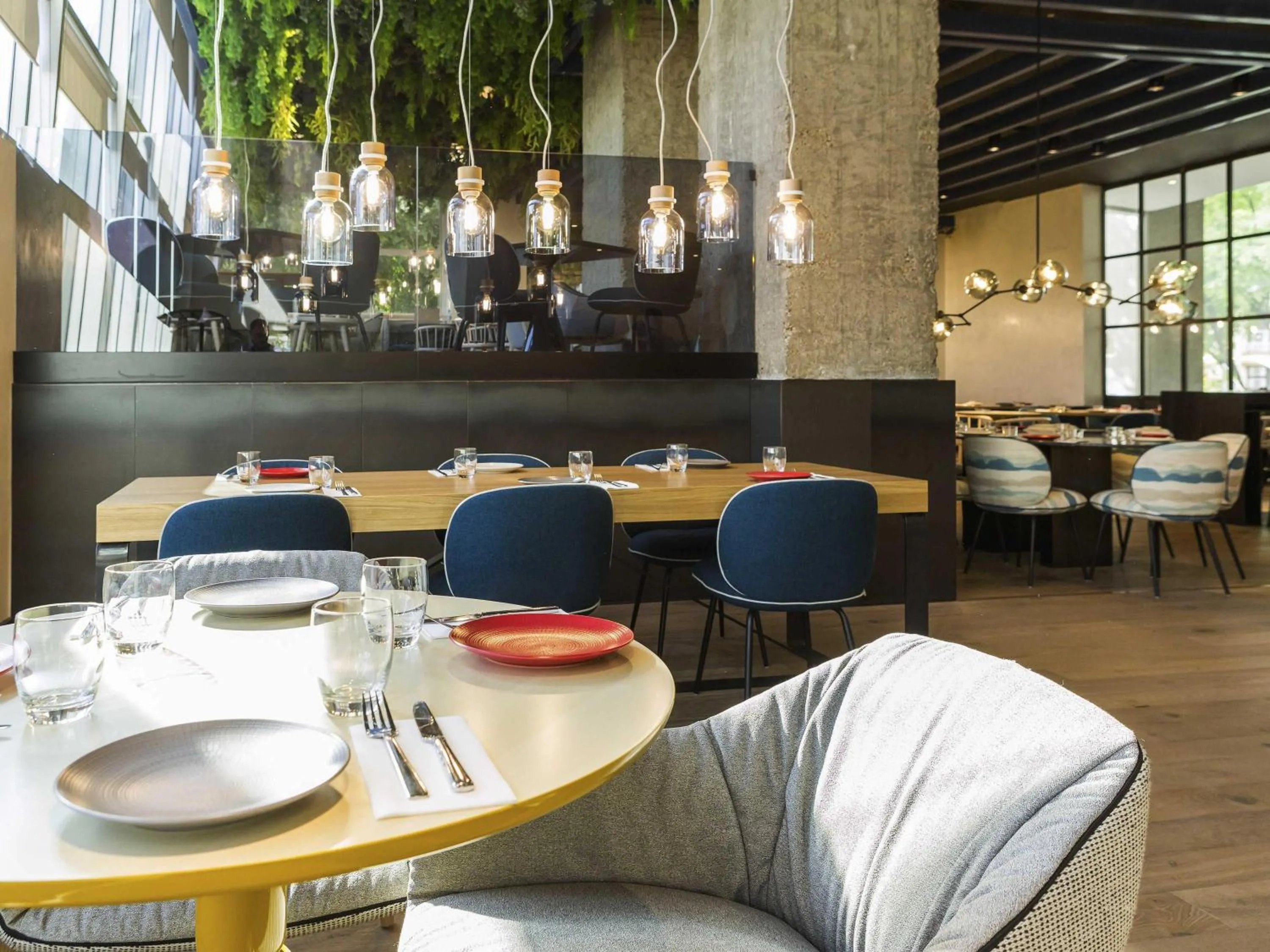 Restaurant/places to eat in Novotel Sevilla