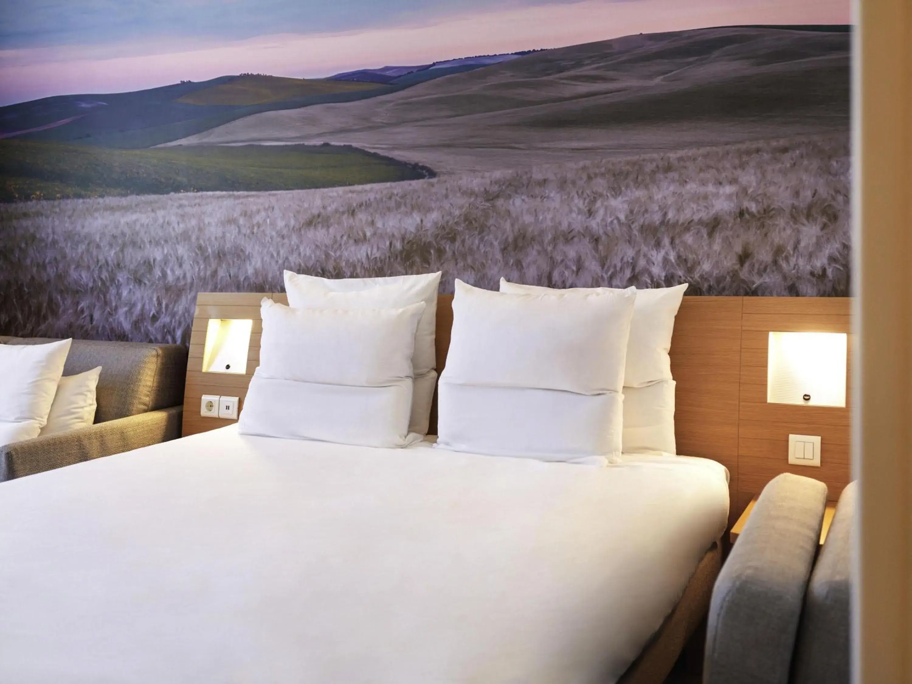 Superior Queen Room with Sofa in Novotel Sevilla Superior Queen Room with Sofa in Novotel Sevilla