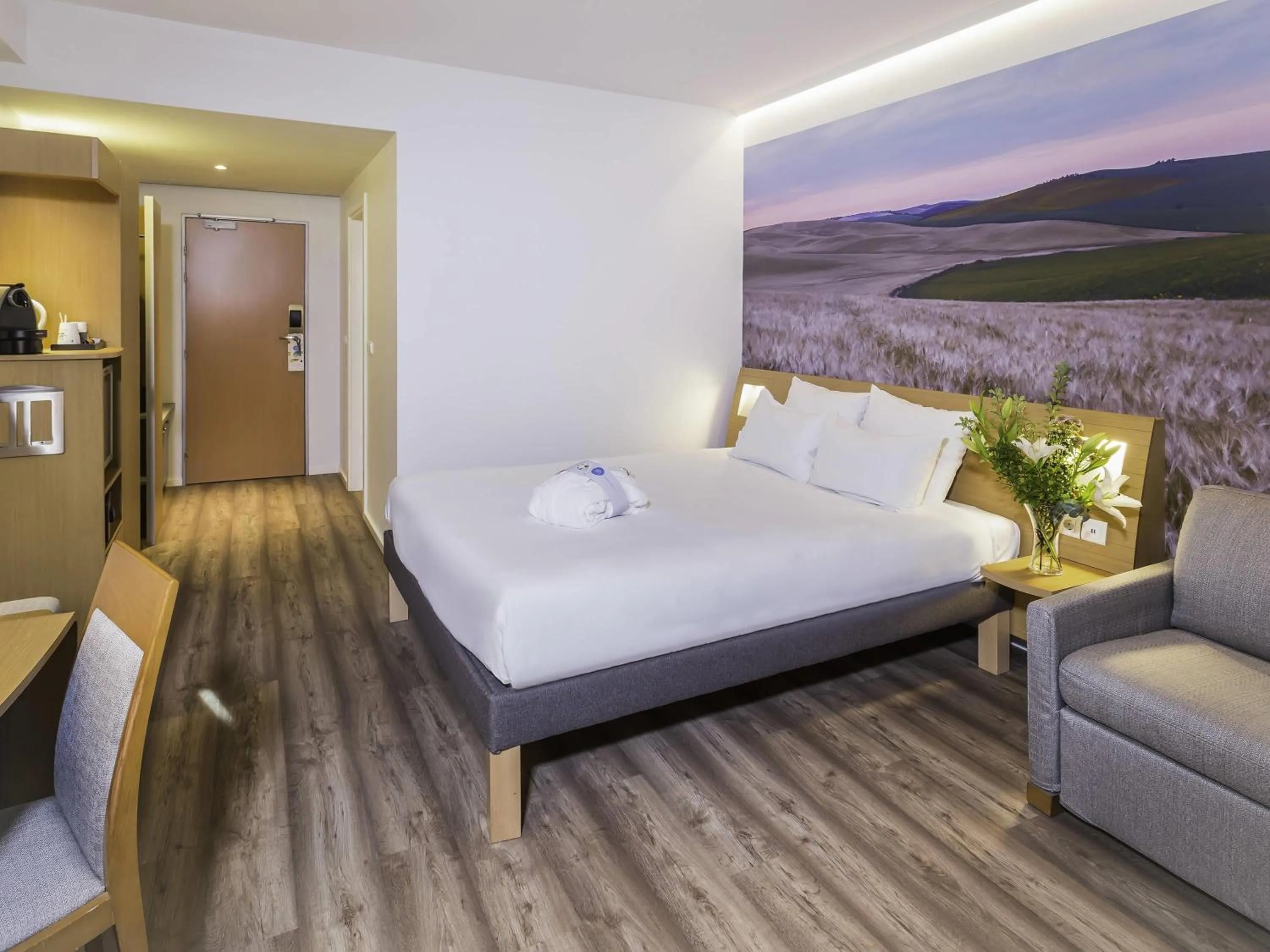 Bedroom, Bed in Novotel Sevilla