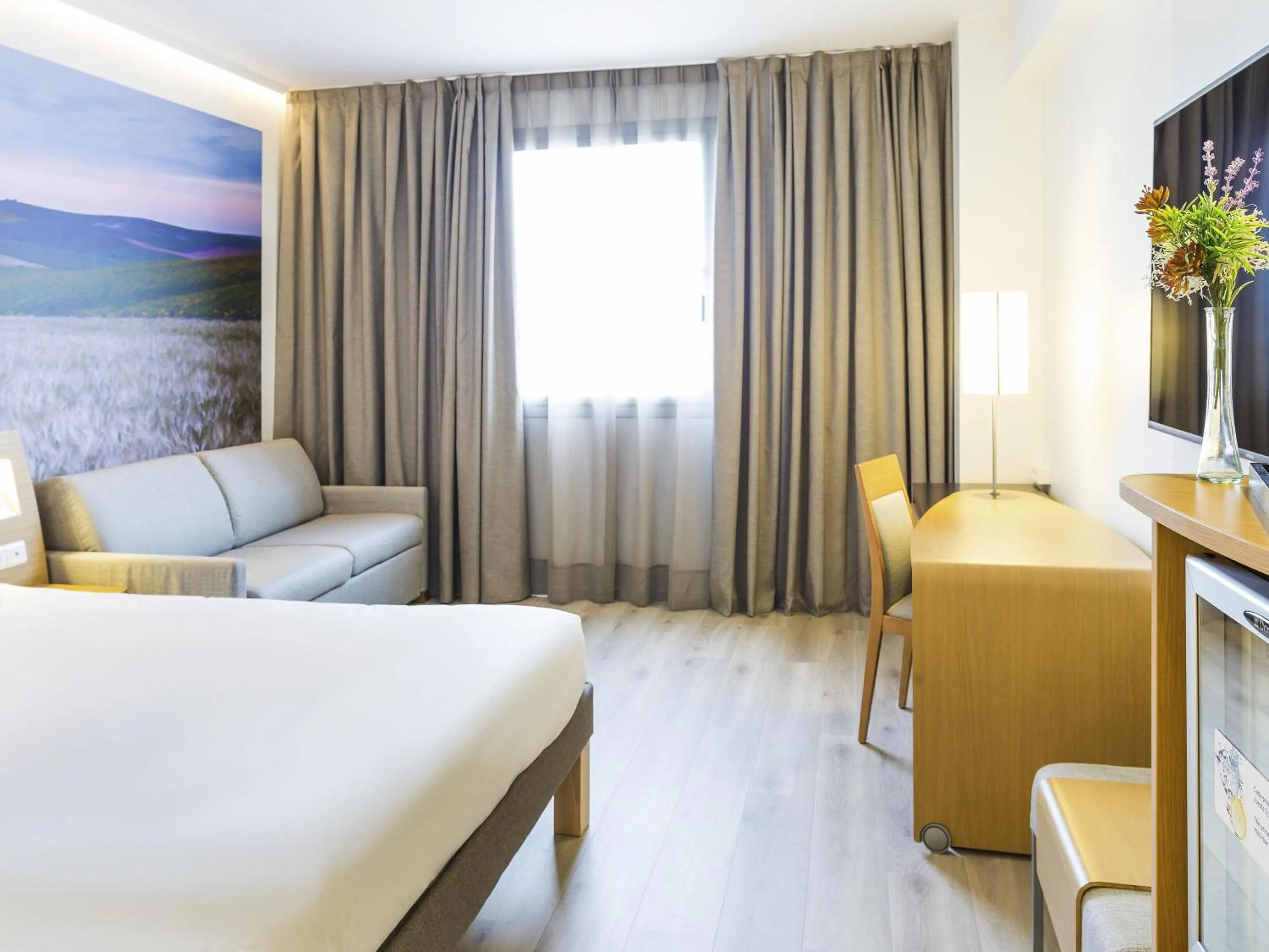 Bedroom, Bed in Novotel Sevilla