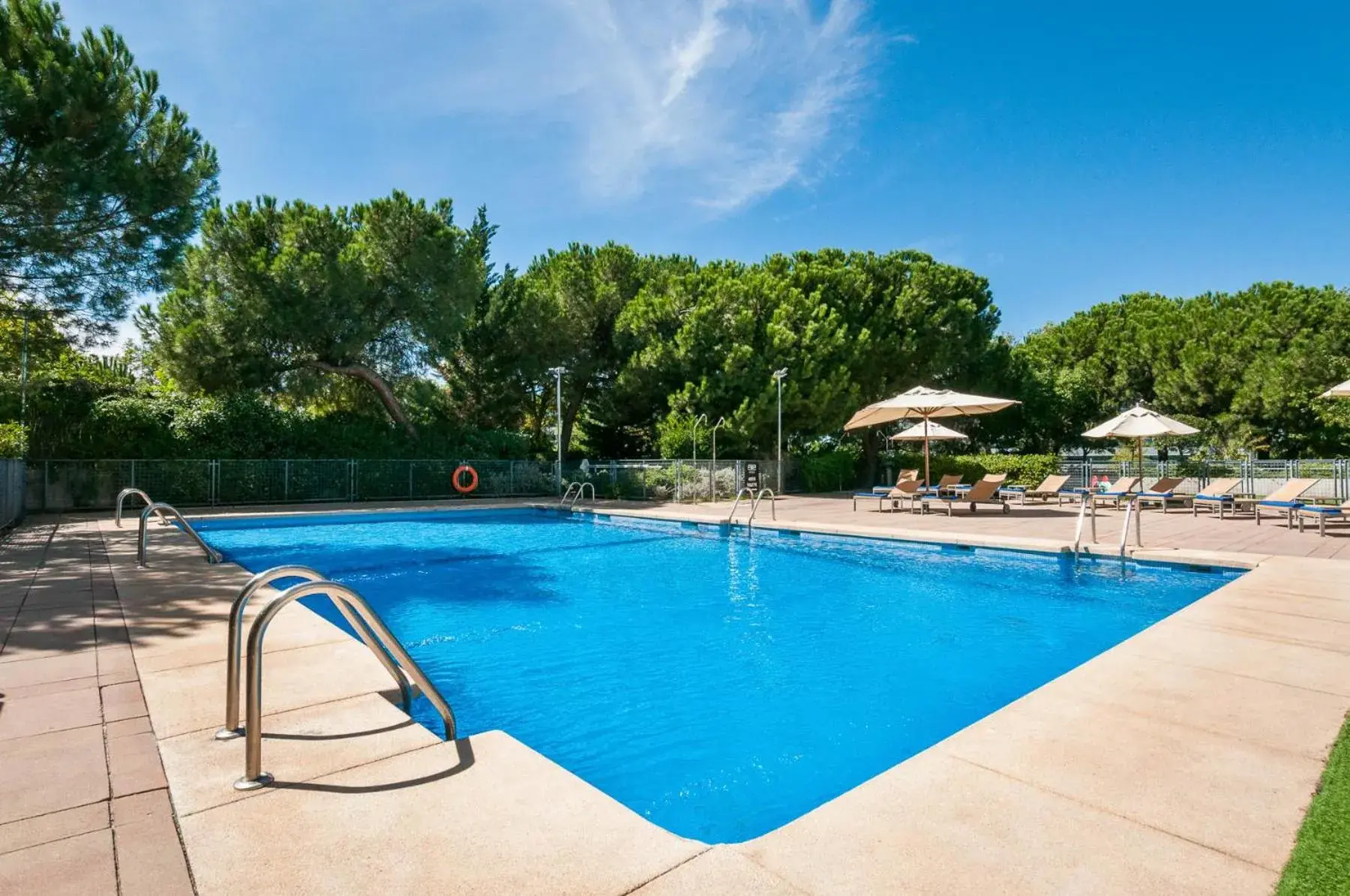 Swimming pool in Exe Madrid Norte Swimming pool in Exe Madrid Norte