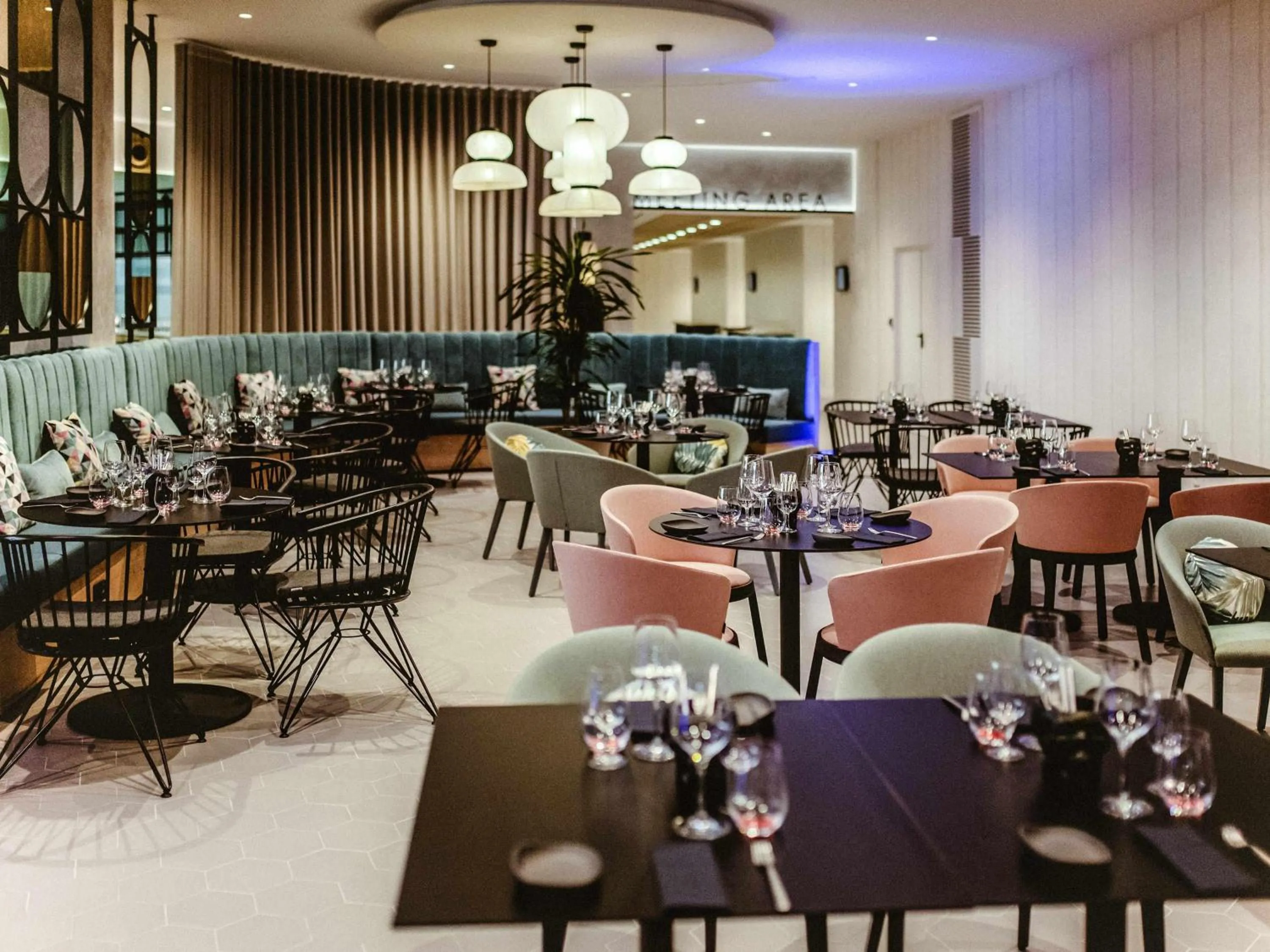 Restaurant/places to eat in Novotel Campo De Las Naciones