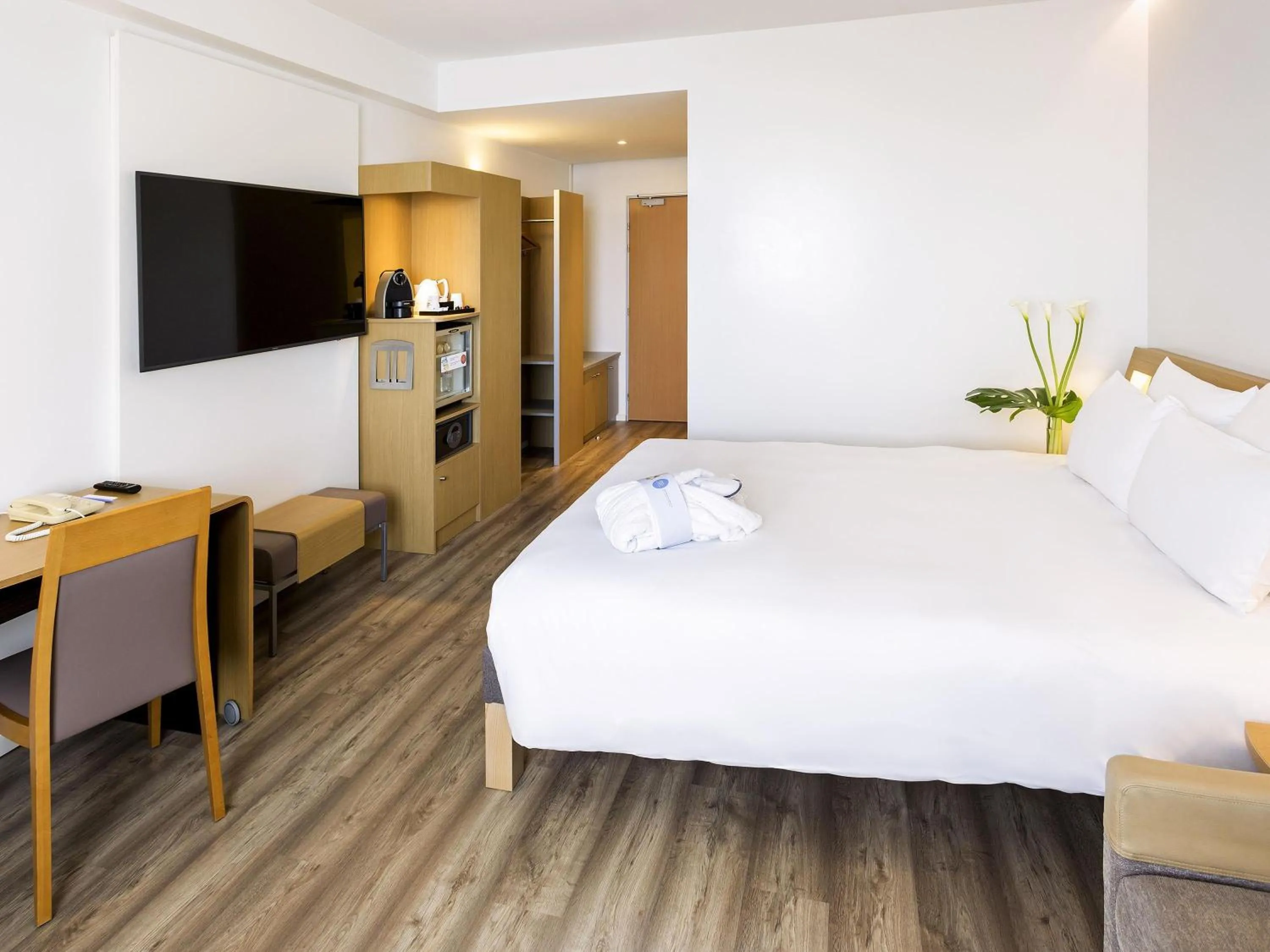 Bedroom, Bed in Novotel Campo De Las Naciones