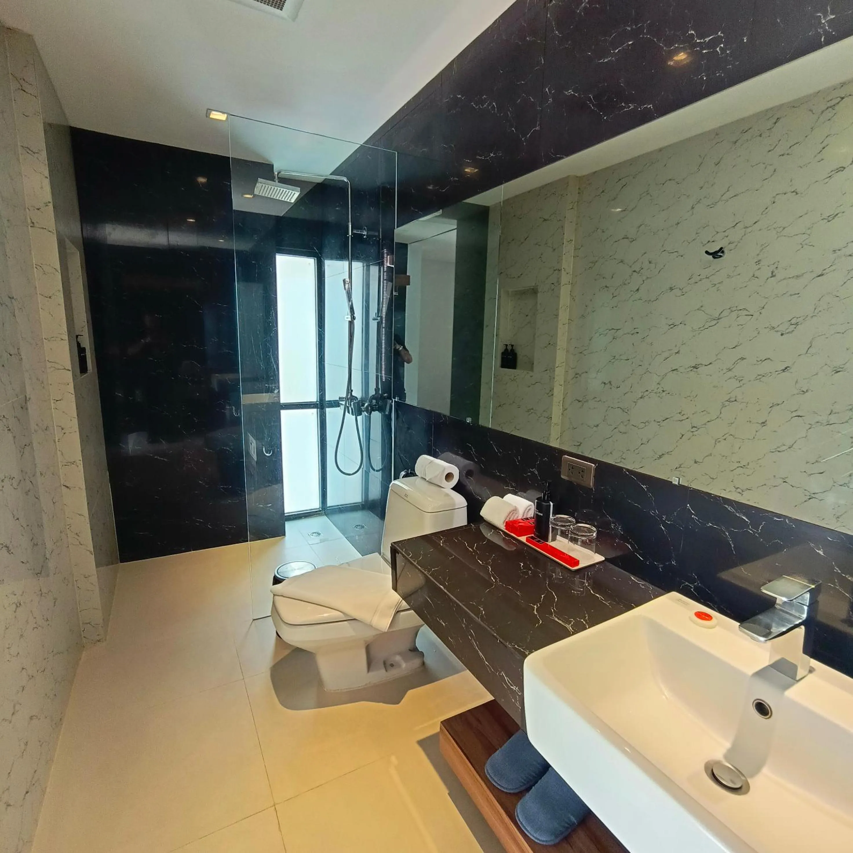 Bathroom in Uno Express