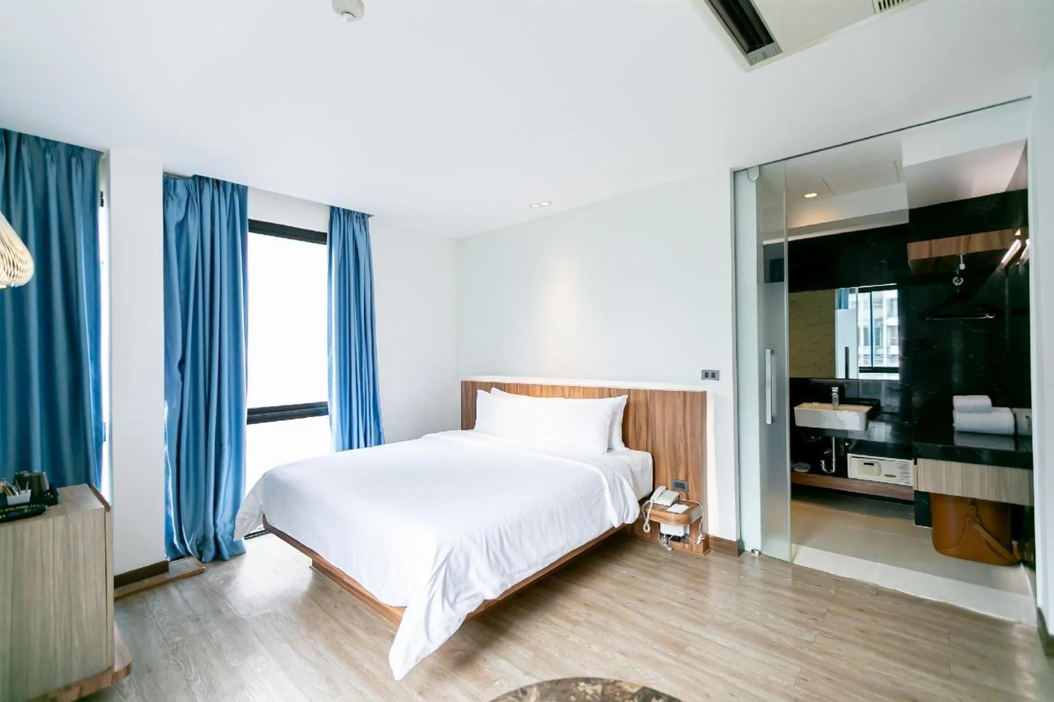 Photo of the whole room, Bed in Uno Express