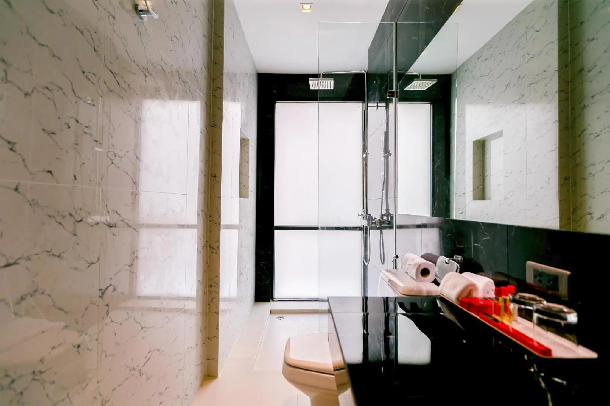 Bathroom in Uno Express